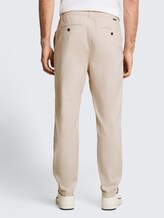 Regular tapered chino met trekkoord - cashew beige structure - Neklijn model-achteraanzicht