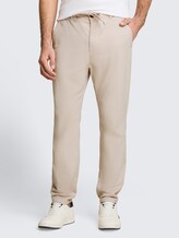 Regular tapered chino met trekkoord - cashew beige structure - Nek model vooraanzicht