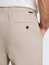 Regular tapered chino met trekkoord - cashew beige structure - Detailaanzicht model