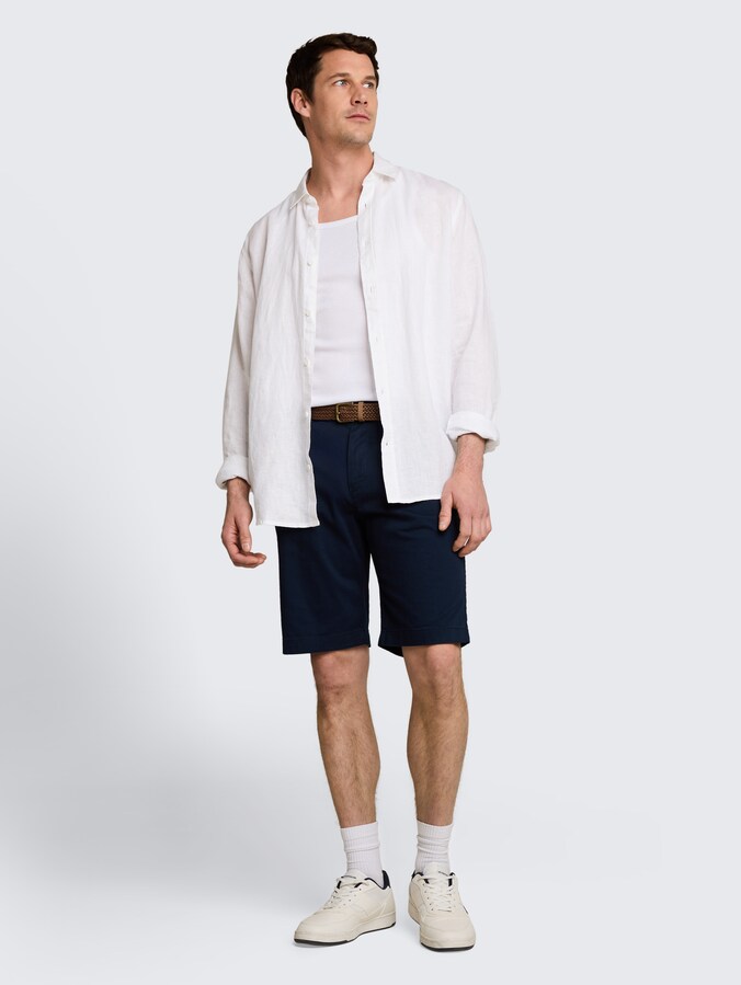 Short chino coupe classique avec ceinture par Men, sky captain blue