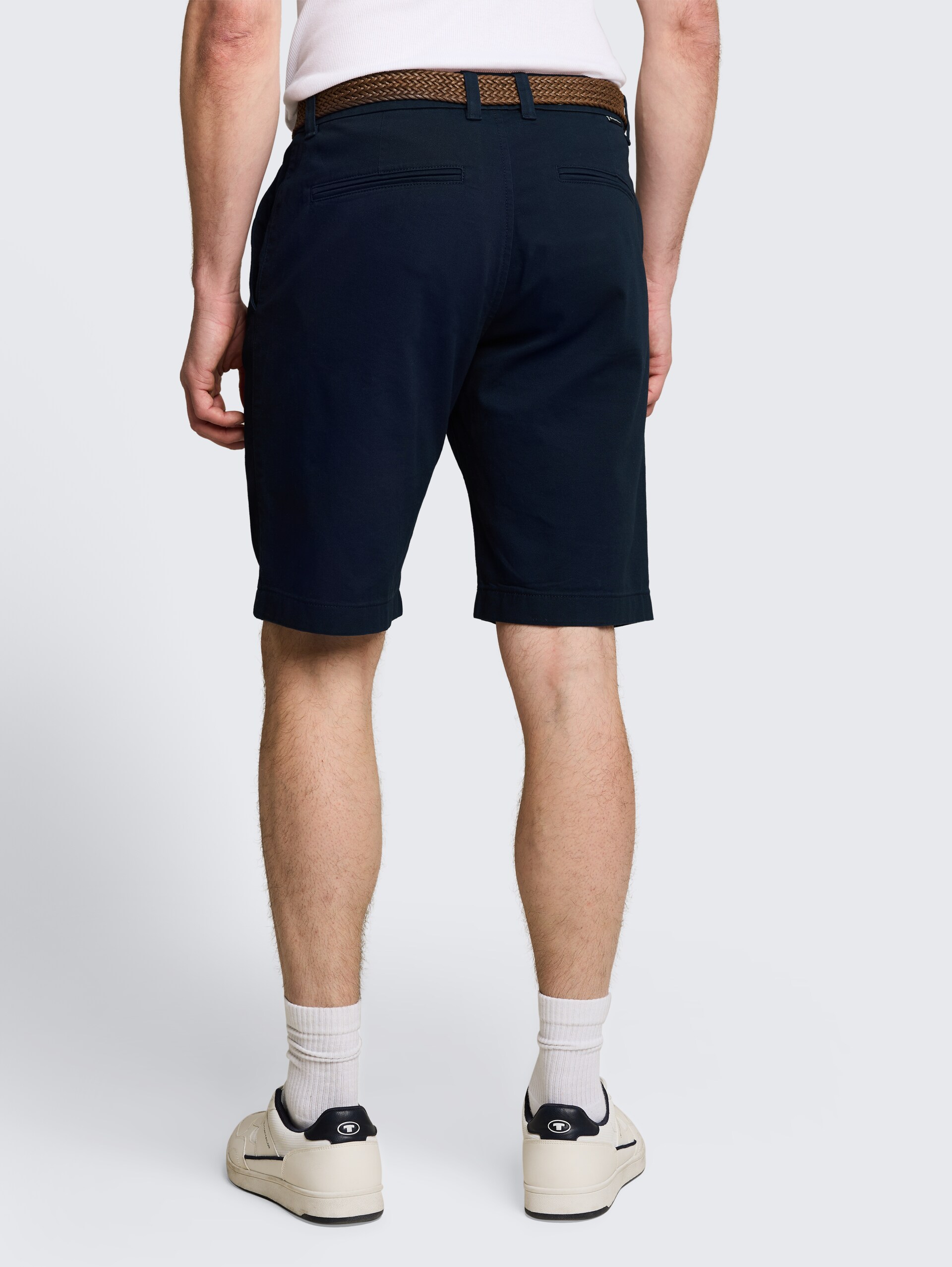Regular chino-short met riem - sky captain blue - Neklijn model-achteraanzicht