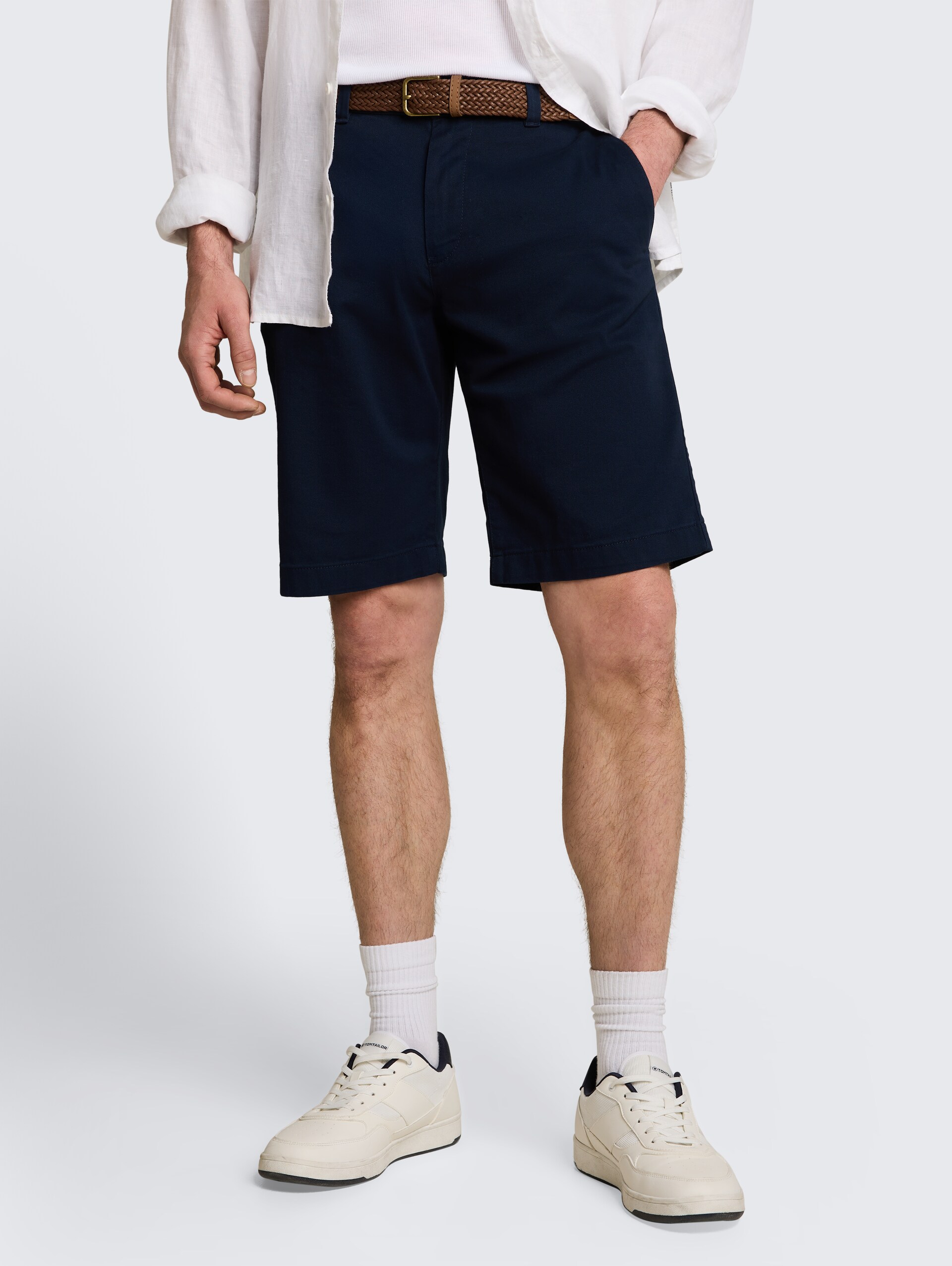 Regular chino-short met riem - sky captain blue - Nek model vooraanzicht