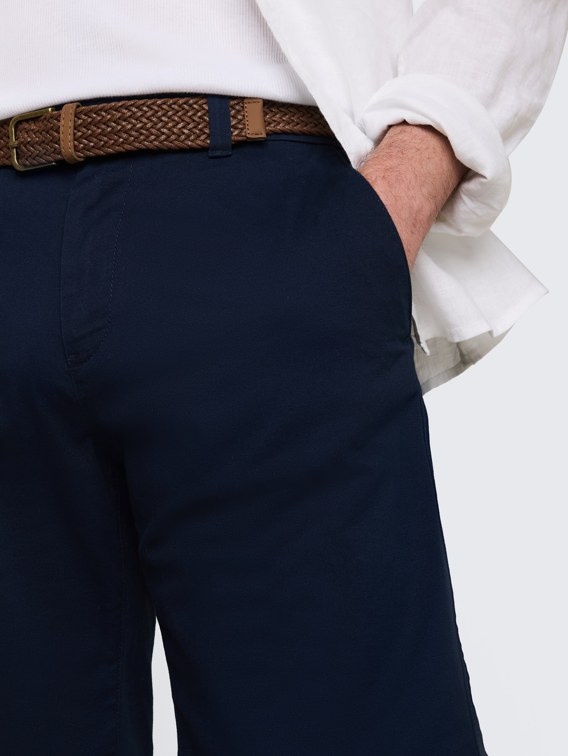 Regular chino-short met riem - sky captain blue - Detailaanzicht model
