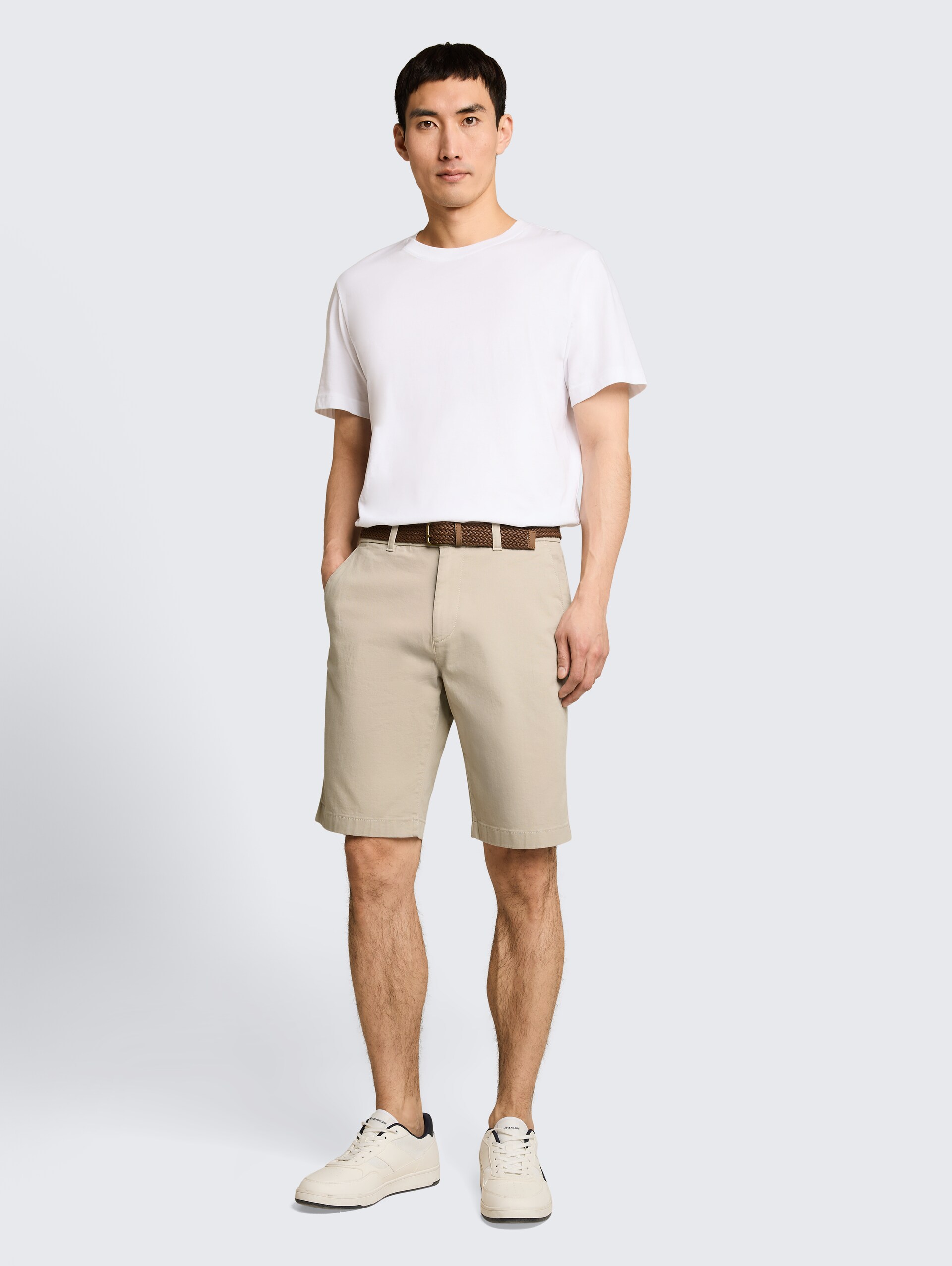 Regular chino-short met riem - Cashew Beige - Model vooraanzicht