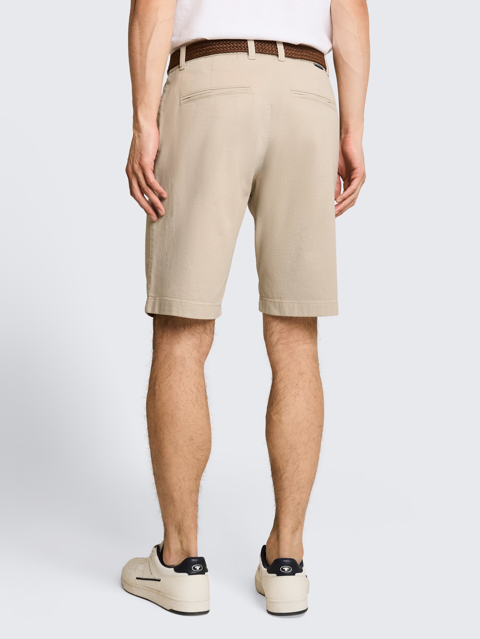 Regular chino-short met riem - Cashew Beige - Neklijn model-achteraanzicht