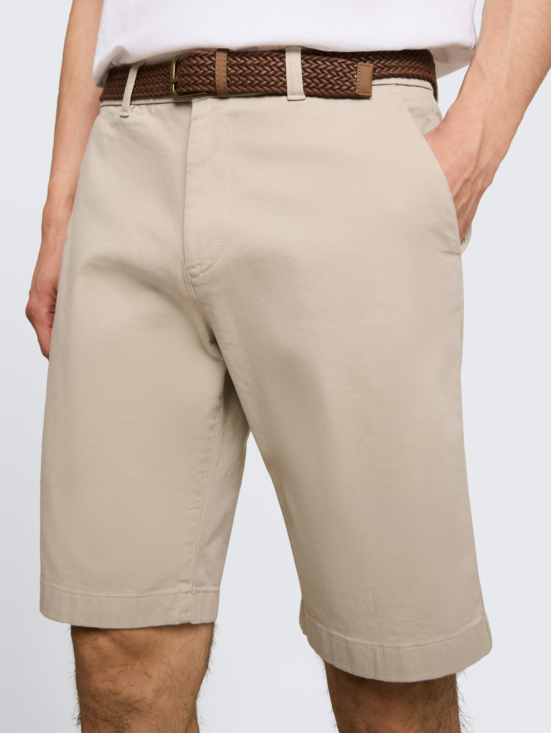 Regular chino-short met riem - Cashew Beige - Detailaanzicht model