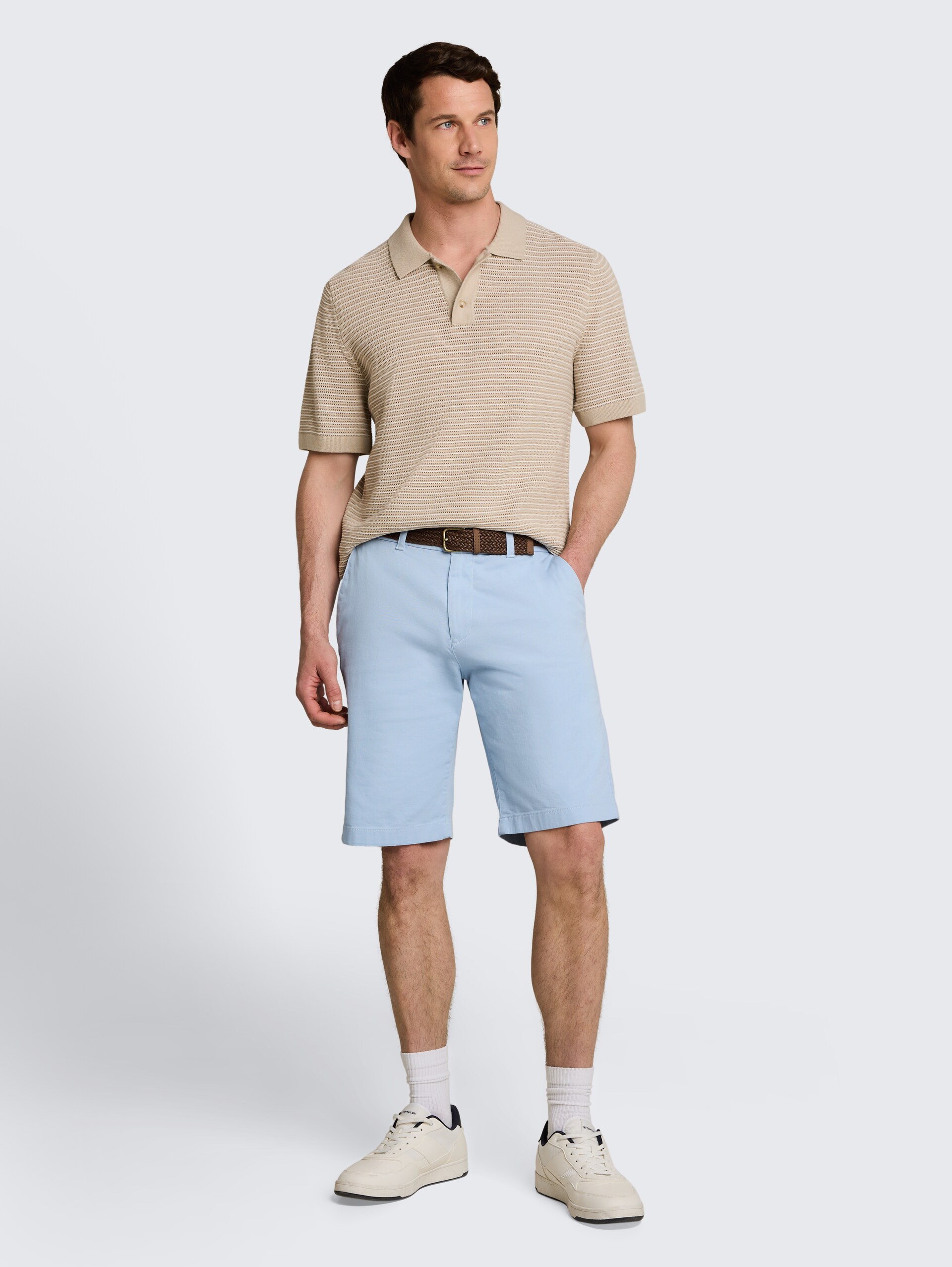 Regular chino-short met riem - light blue grey - Model vooraanzicht