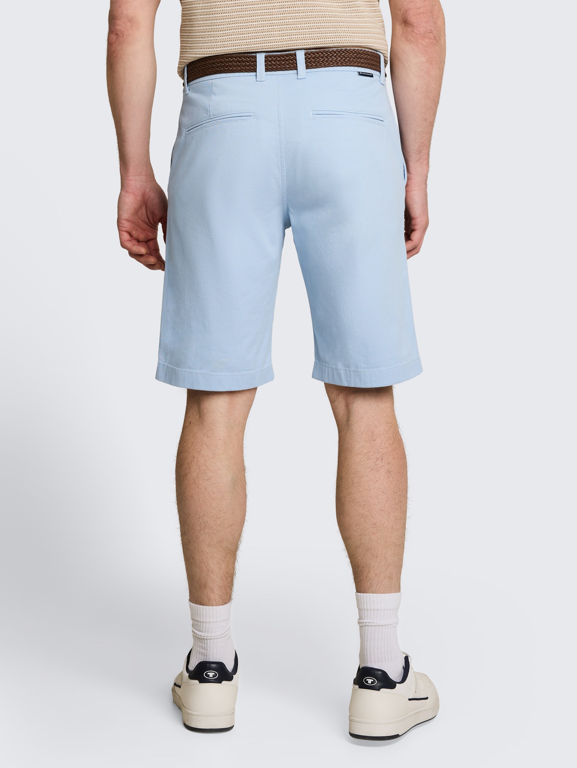 Regular chino-short met riem - light blue grey - Neklijn model-achteraanzicht