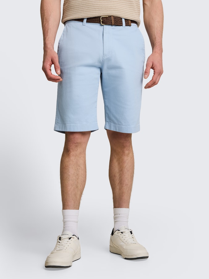 Regular chino shorts with belt by Men, light blue grey