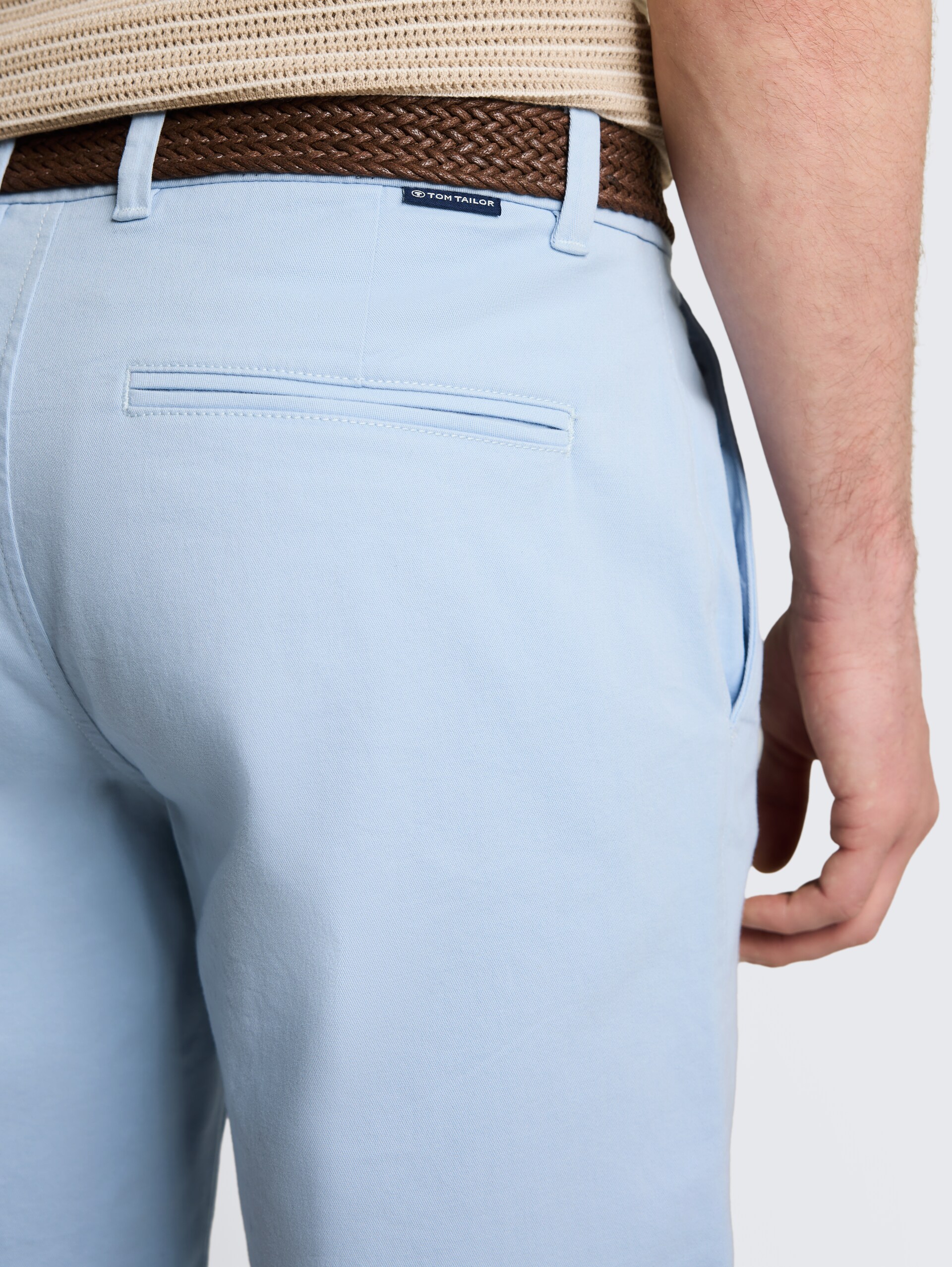 Regular chino-short met riem - light blue grey - Detailaanzicht model