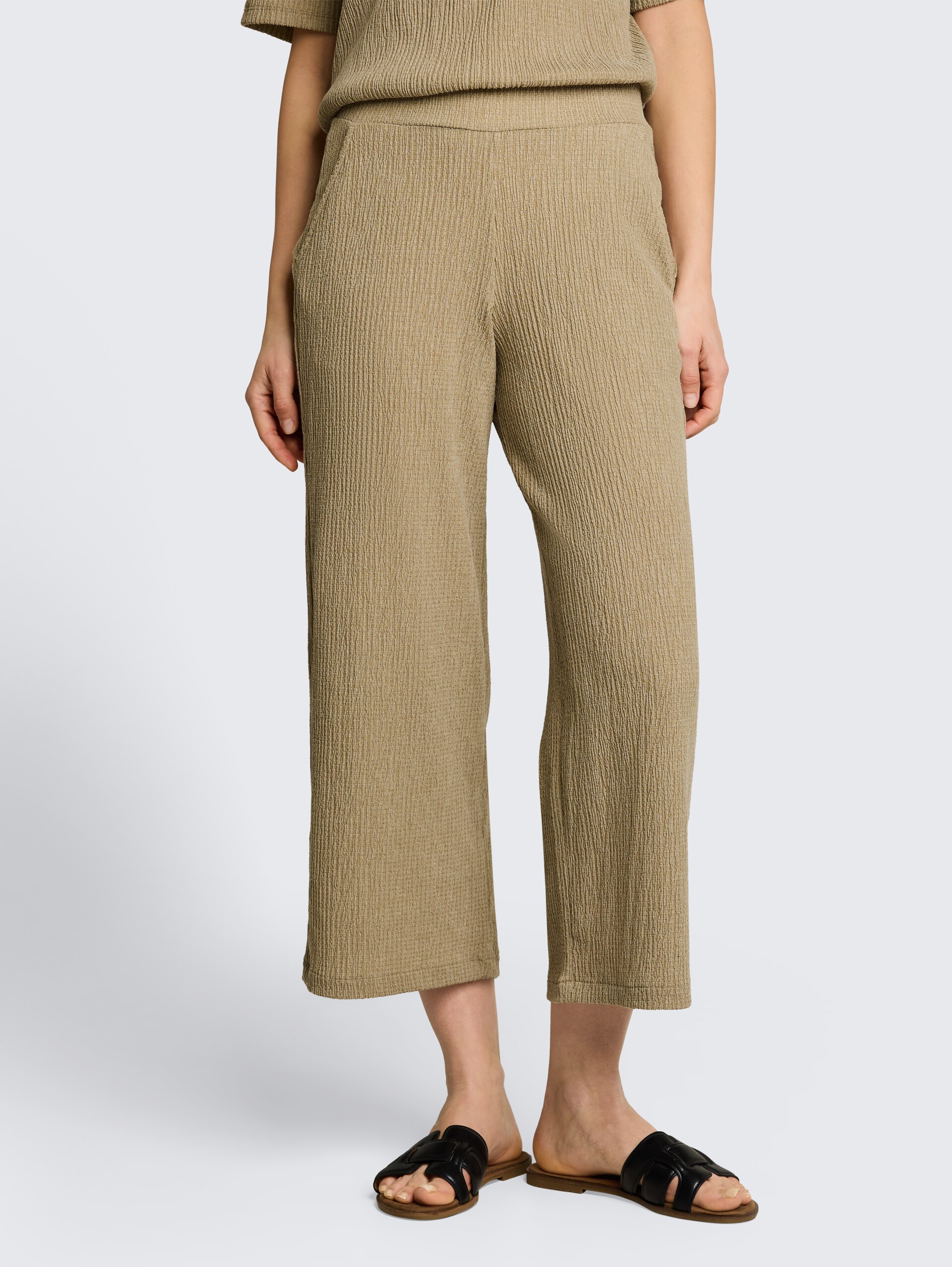 Crinkle culottebroek - olive white structure - Nek model vooraanzicht