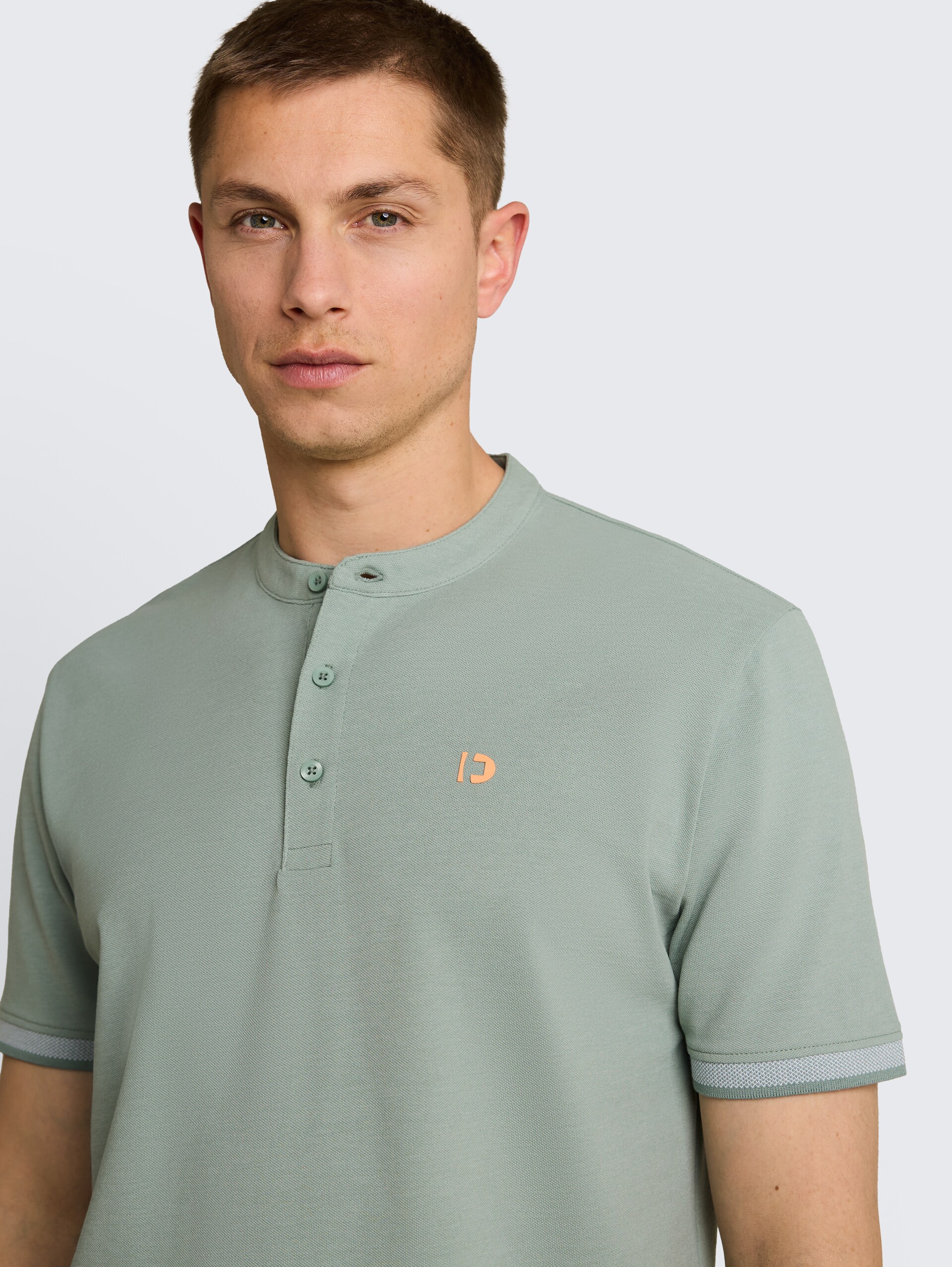 Piqué Poloshirt mit Stehkragen - green mist