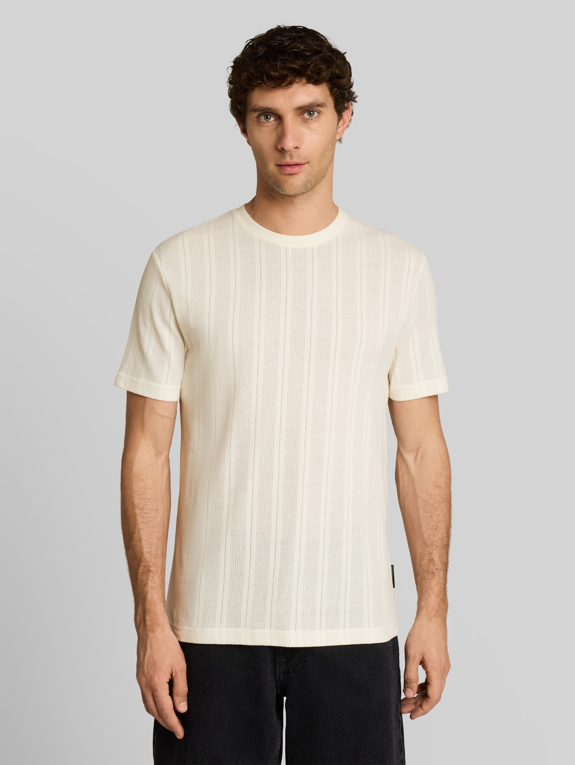 T-Shirt aus Baumwolle - Wool White - Ausschnitt Model-Vorderansicht