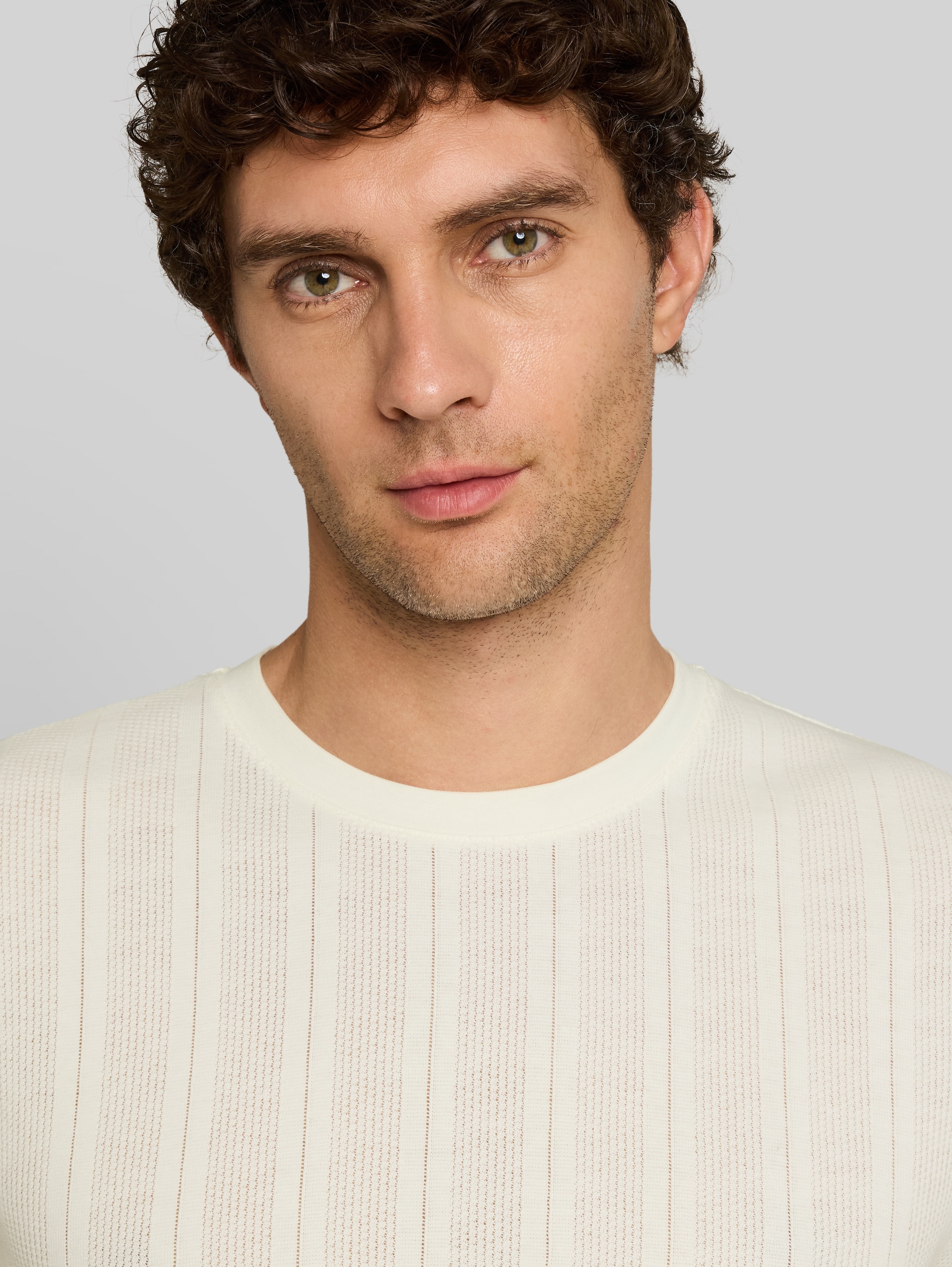 T-Shirt aus Baumwolle - Wool White - Detail-Model-Ansicht