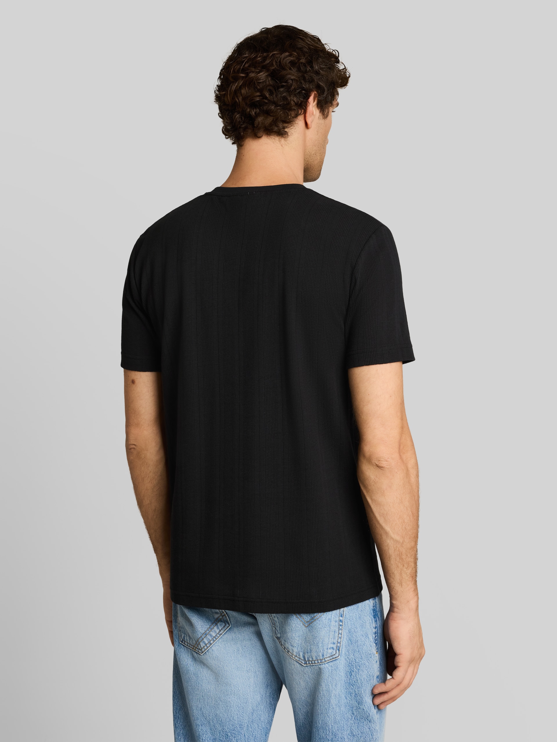 T-Shirt aus Baumwolle - Black - Auschnitt Model-Rückansicht