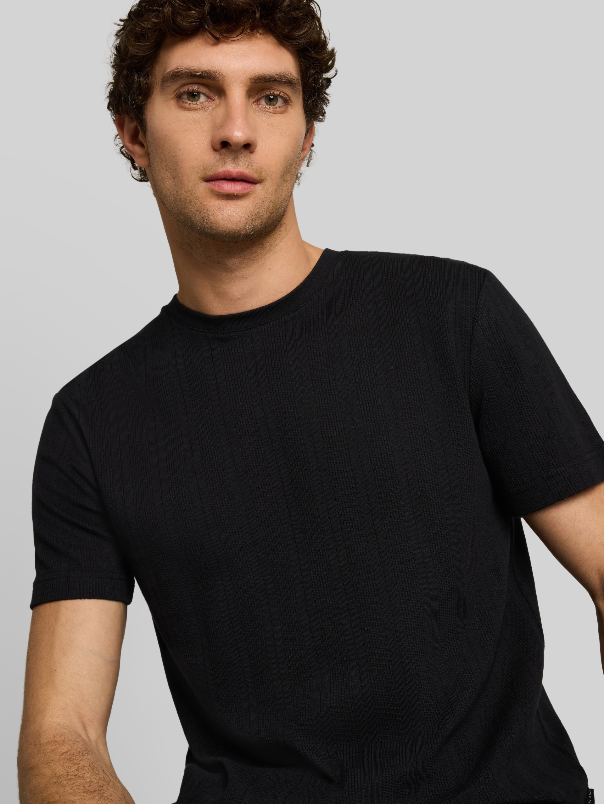 T-Shirt aus Baumwolle - Black - Detail-Model-Ansicht