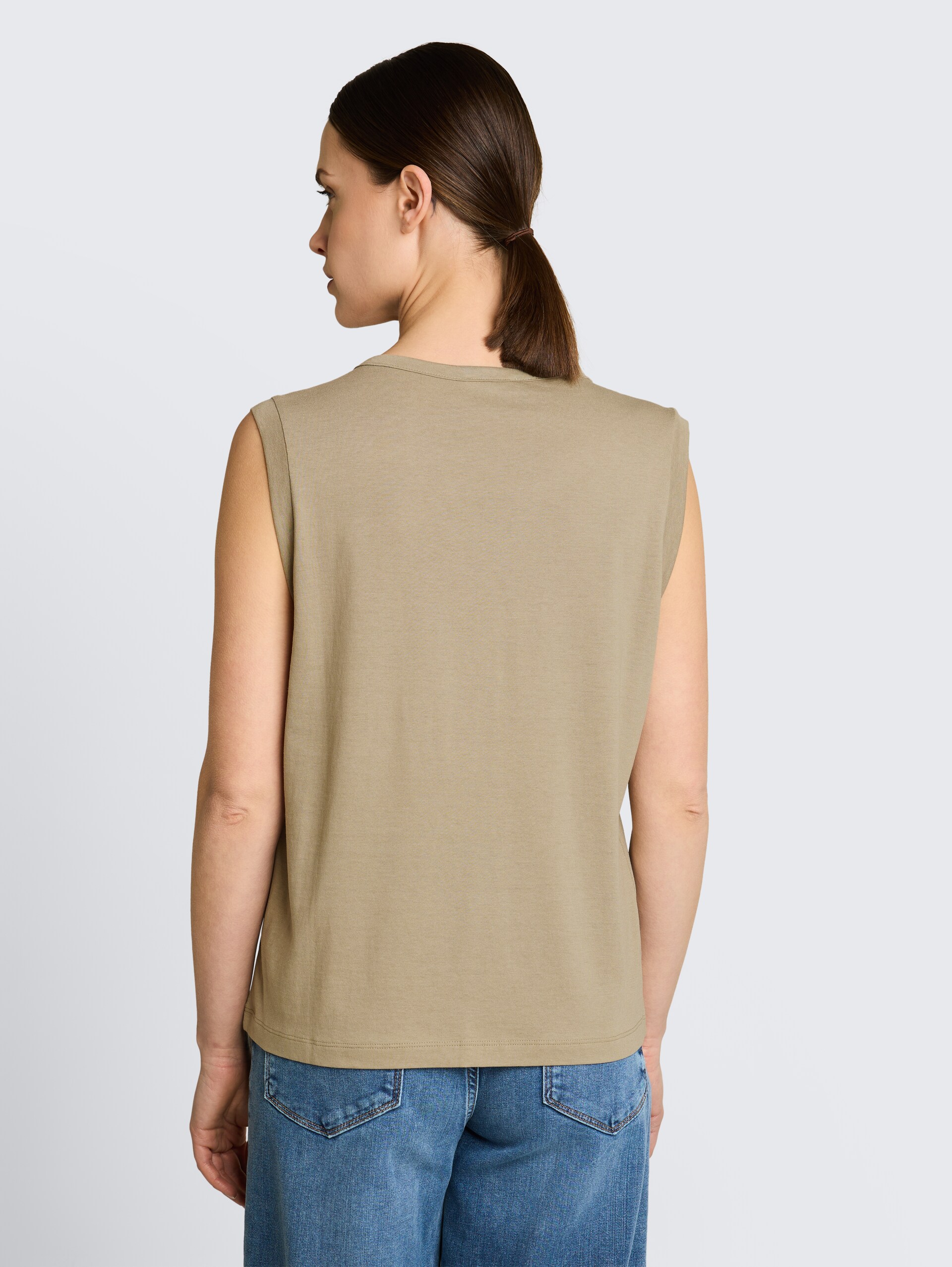 Henley-top met plooien - Silver Olive - Neklijn model-achteraanzicht