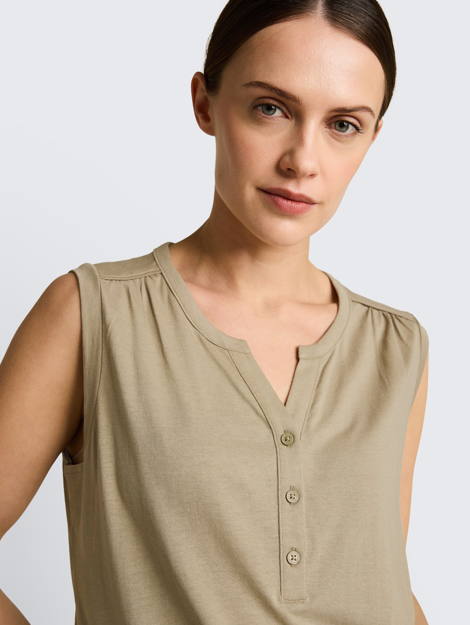 Henley-top met plooien - Silver Olive - Detailaanzicht model