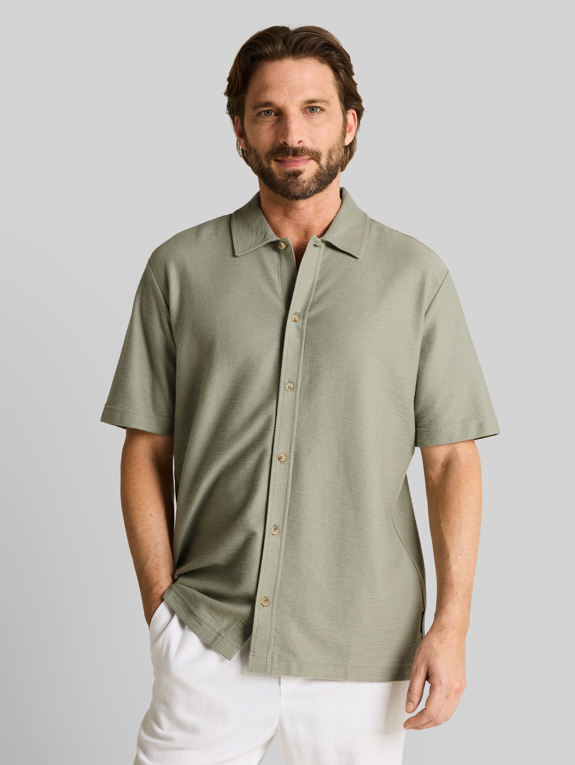 Regular Fit Hemd aus Jersey - Greyish Shadow Olive - Ausschnitt Model-Vorderansicht