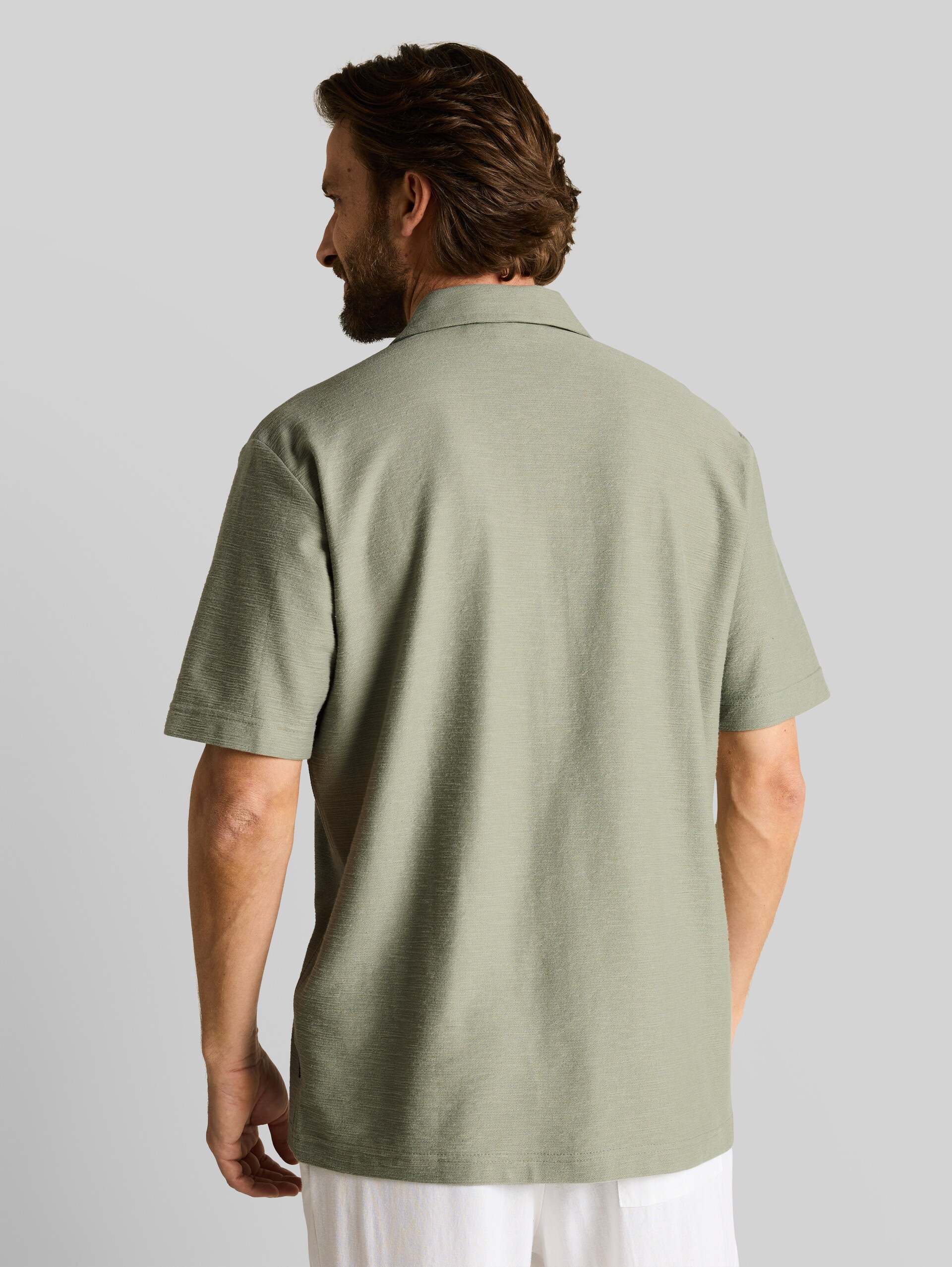 Regular Fit Hemd aus Jersey - Greyish Shadow Olive - Auschnitt Model-Rückansicht
