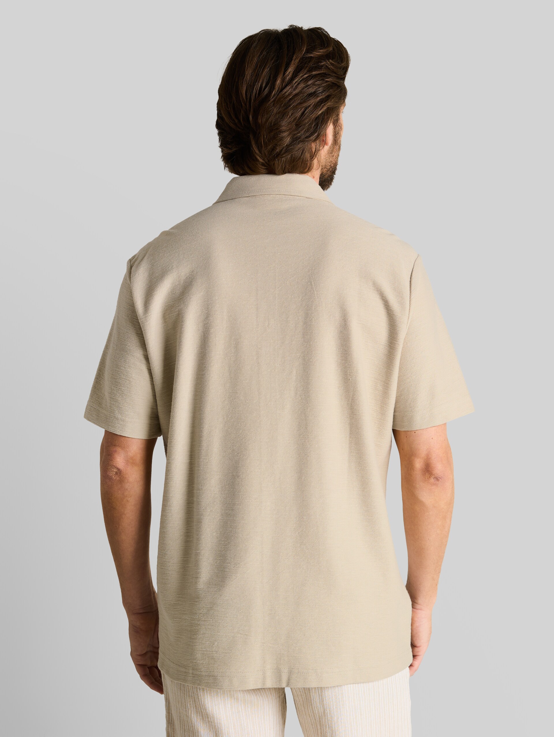 Regular Fit Hemd aus Jersey - Cashew Beige - Auschnitt Model-Rückansicht