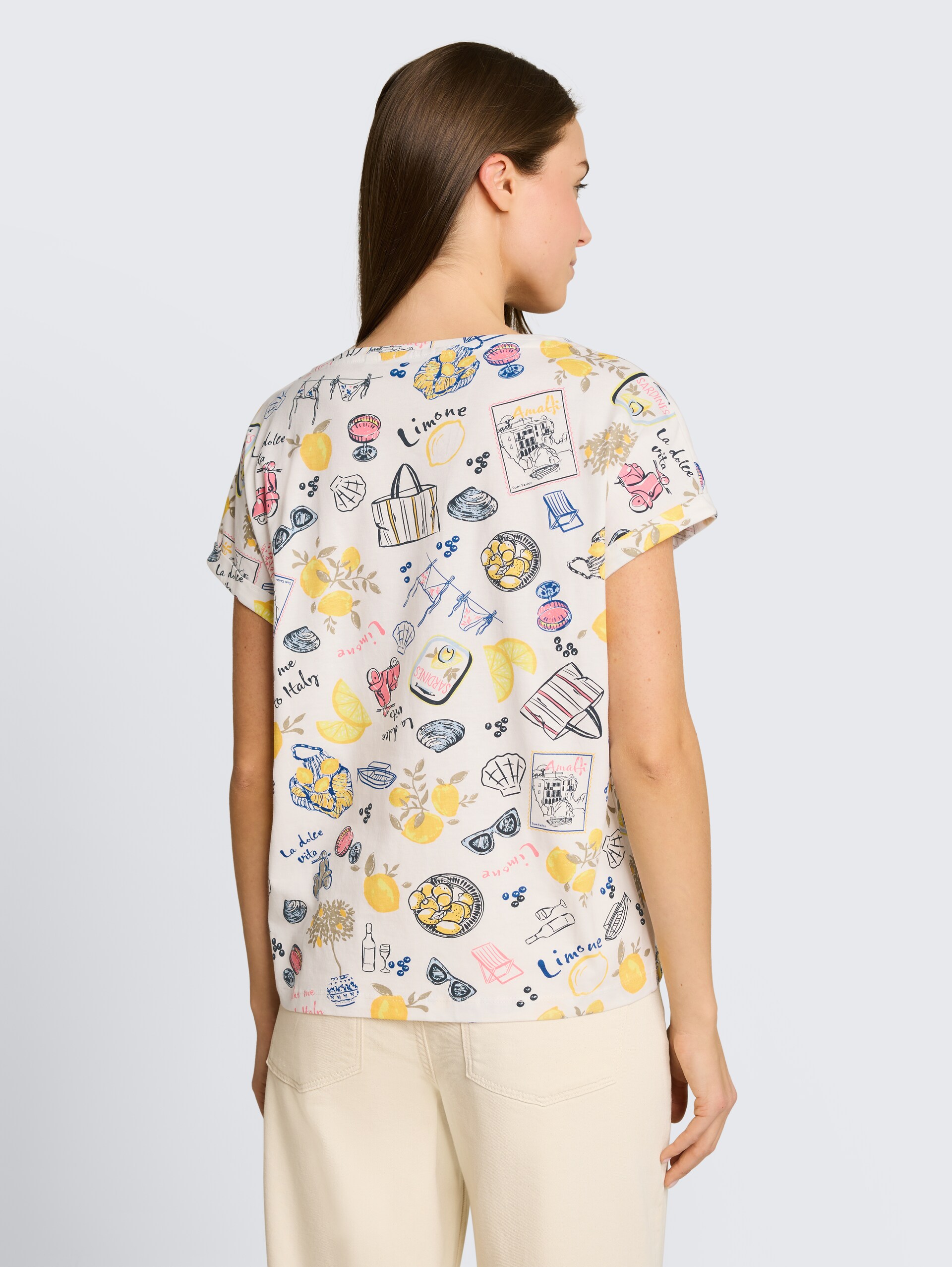 T-shirt met all-over print - summerly lemon print - Neklijn model-achteraanzicht