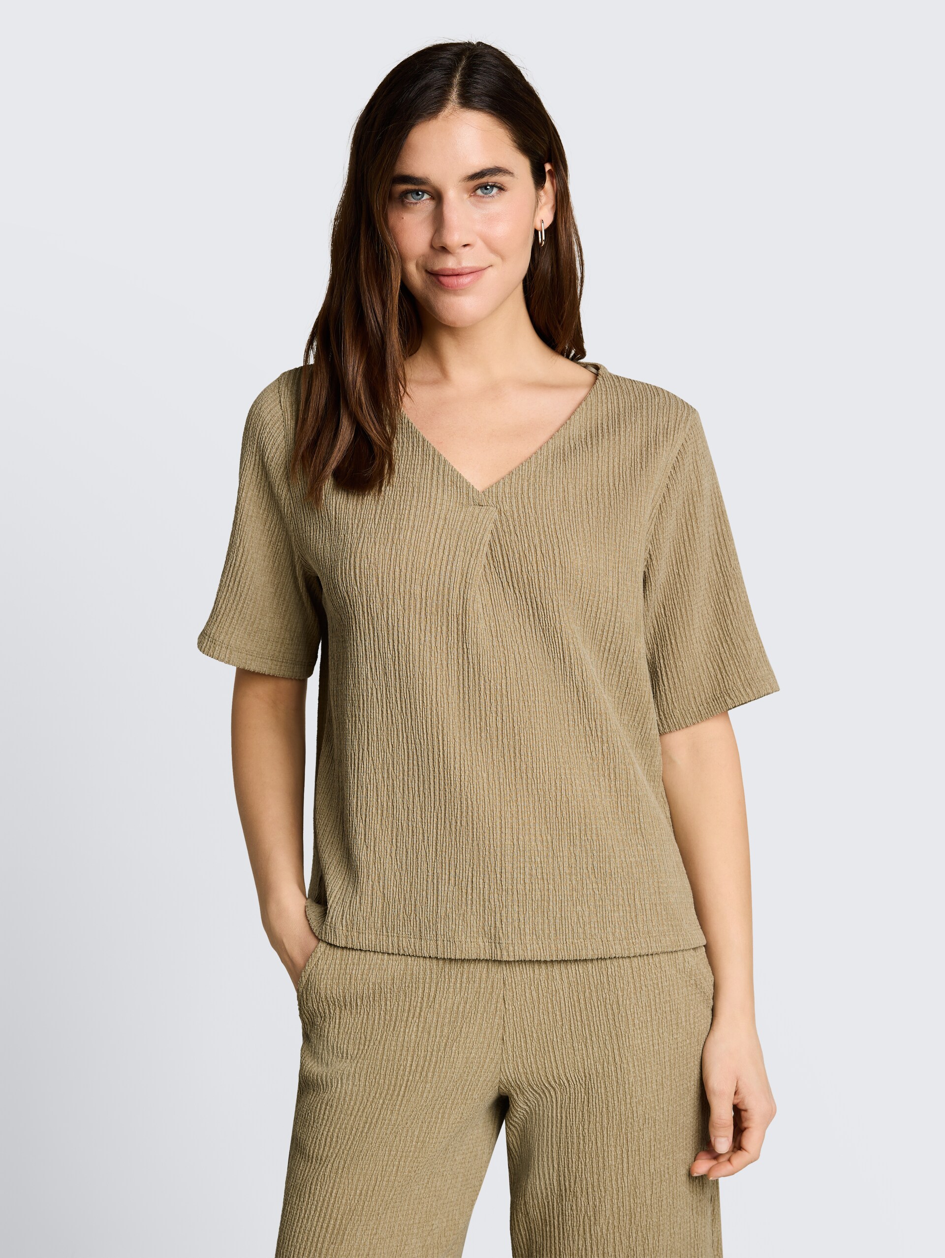 Crinkle T-shirt met V-hals - olive white structure - Nek model vooraanzicht