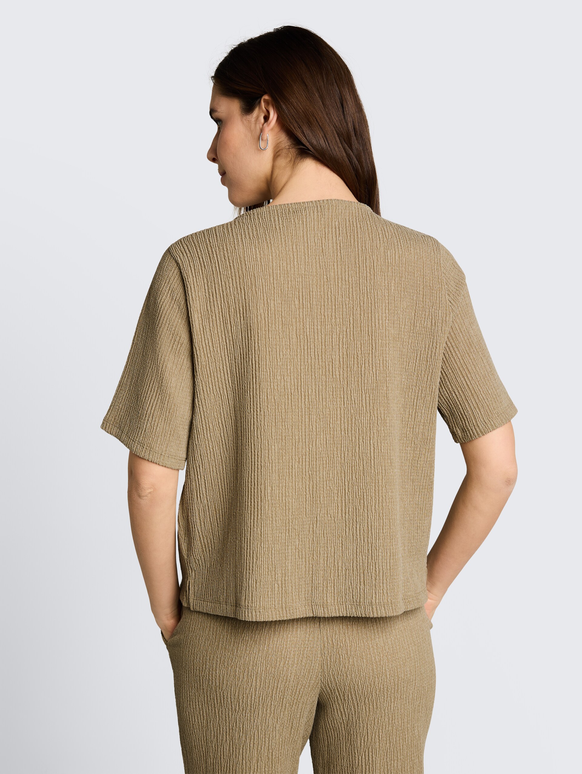 Crinkle T-shirt met V-hals - olive white structure - Neklijn model-achteraanzicht