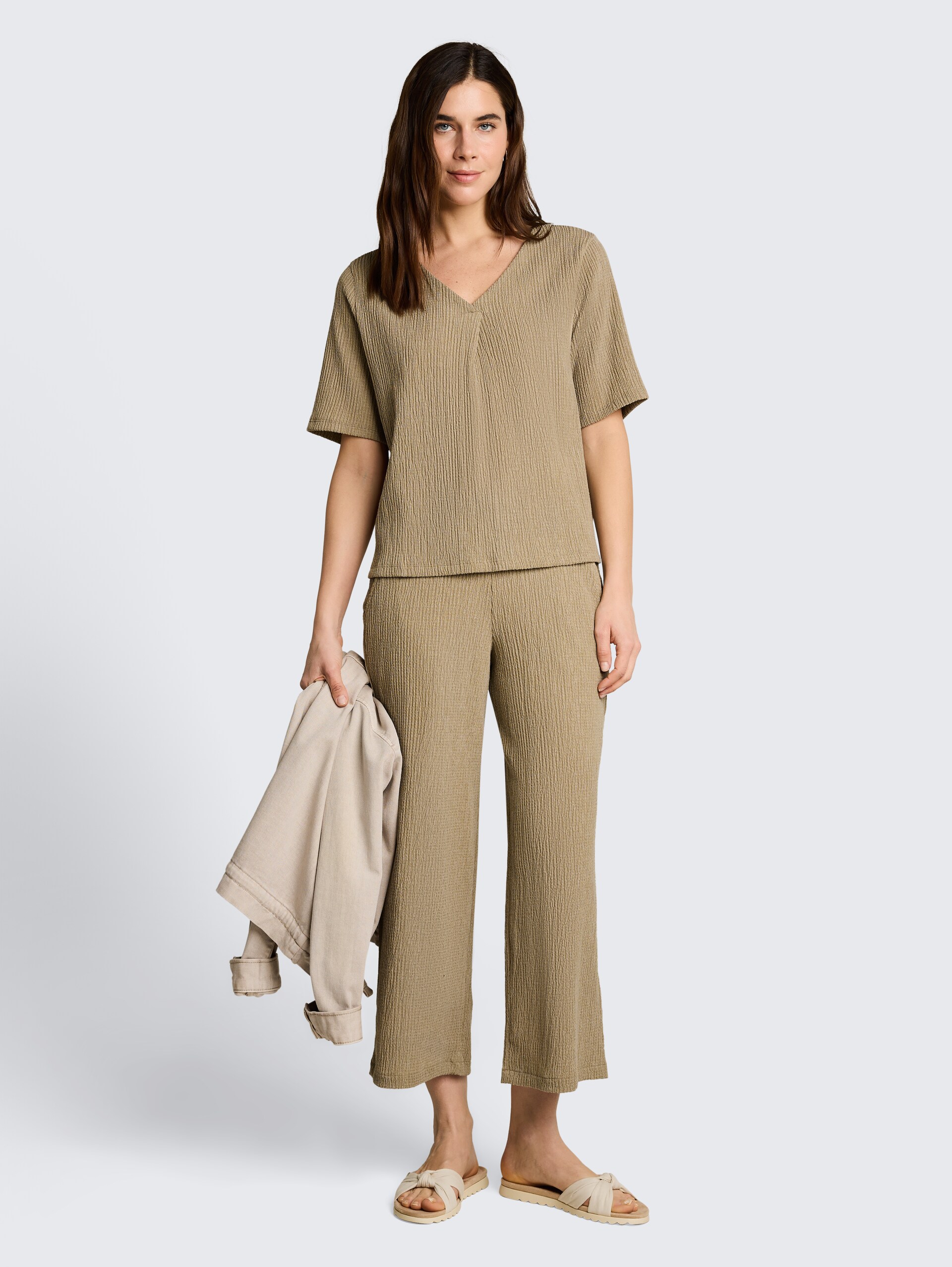 Crinkle T-shirt met V-hals - olive white structure - Model vooraanzicht