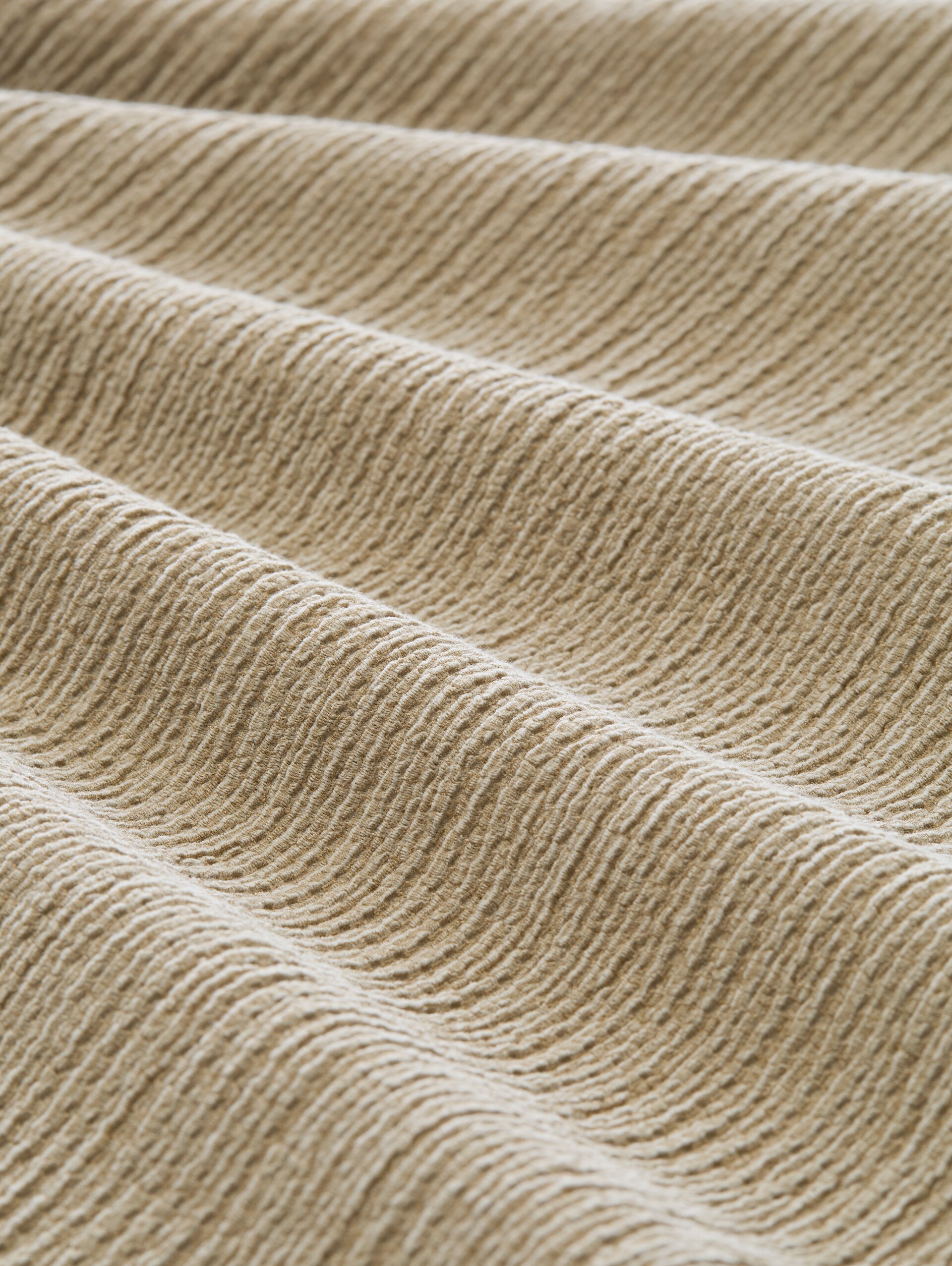 Crinkle T-shirt met V-hals - olive white structure - Materiaalweergave