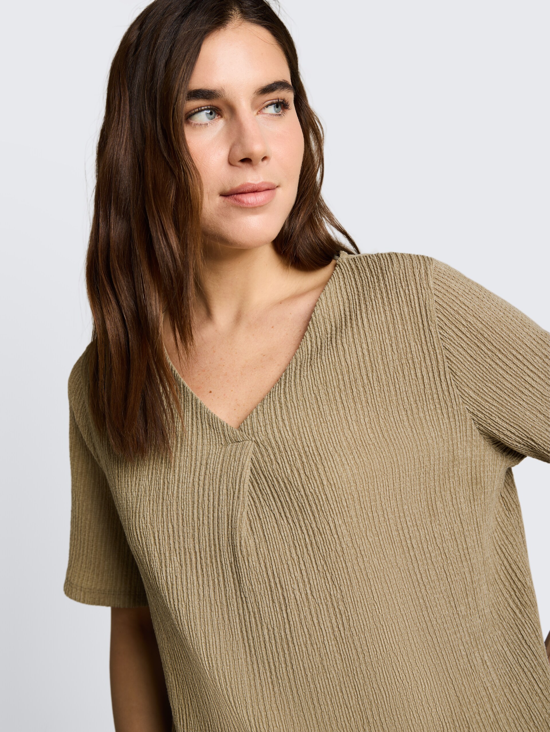 Crinkle T-shirt met V-hals - olive white structure - Detailaanzicht model