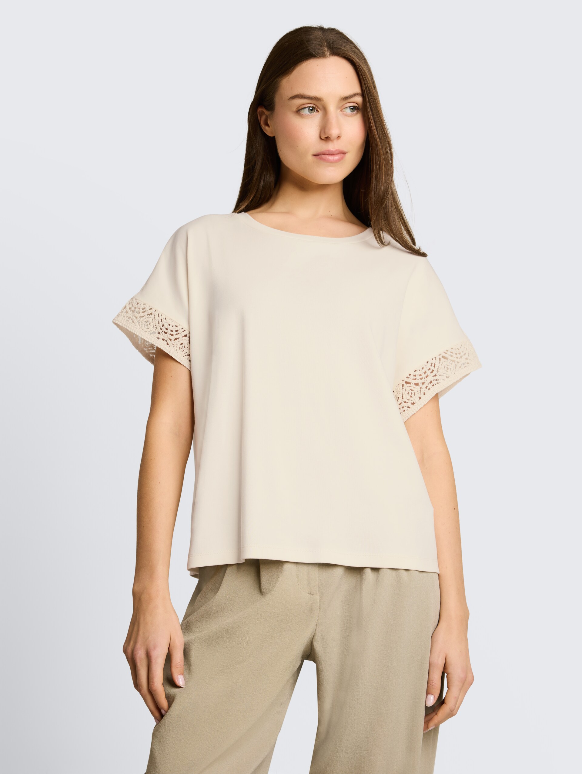 Loose Fit T-Shirt mit Crochet-Ärmeln - Dove White - Ausschnitt Model-Vorderansicht