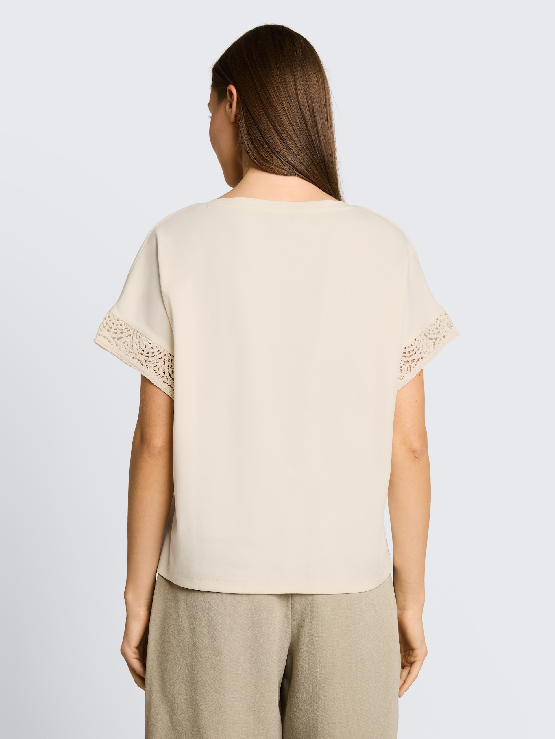 Loose Fit T-Shirt mit Crochet-Ärmeln - Dove White - Auschnitt Model-Rückansicht