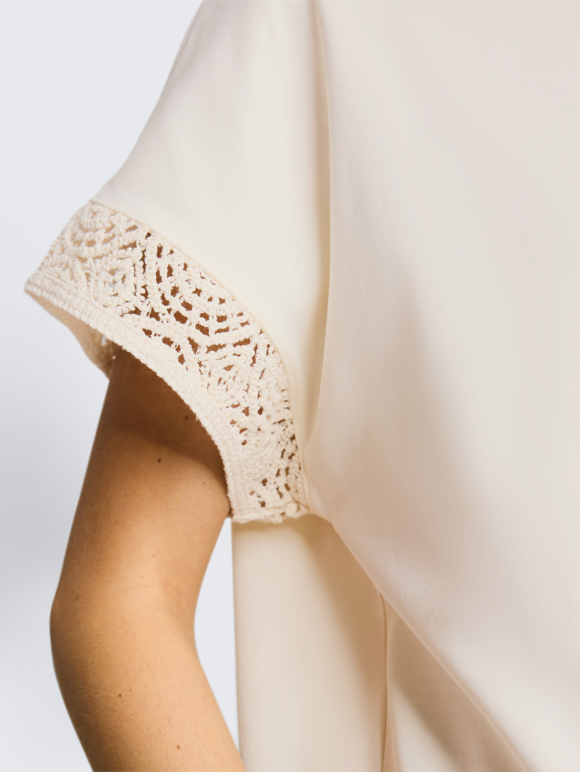 Loose Fit T-Shirt mit Crochet-Ärmeln - Dove White - Detail-Model-Ansicht