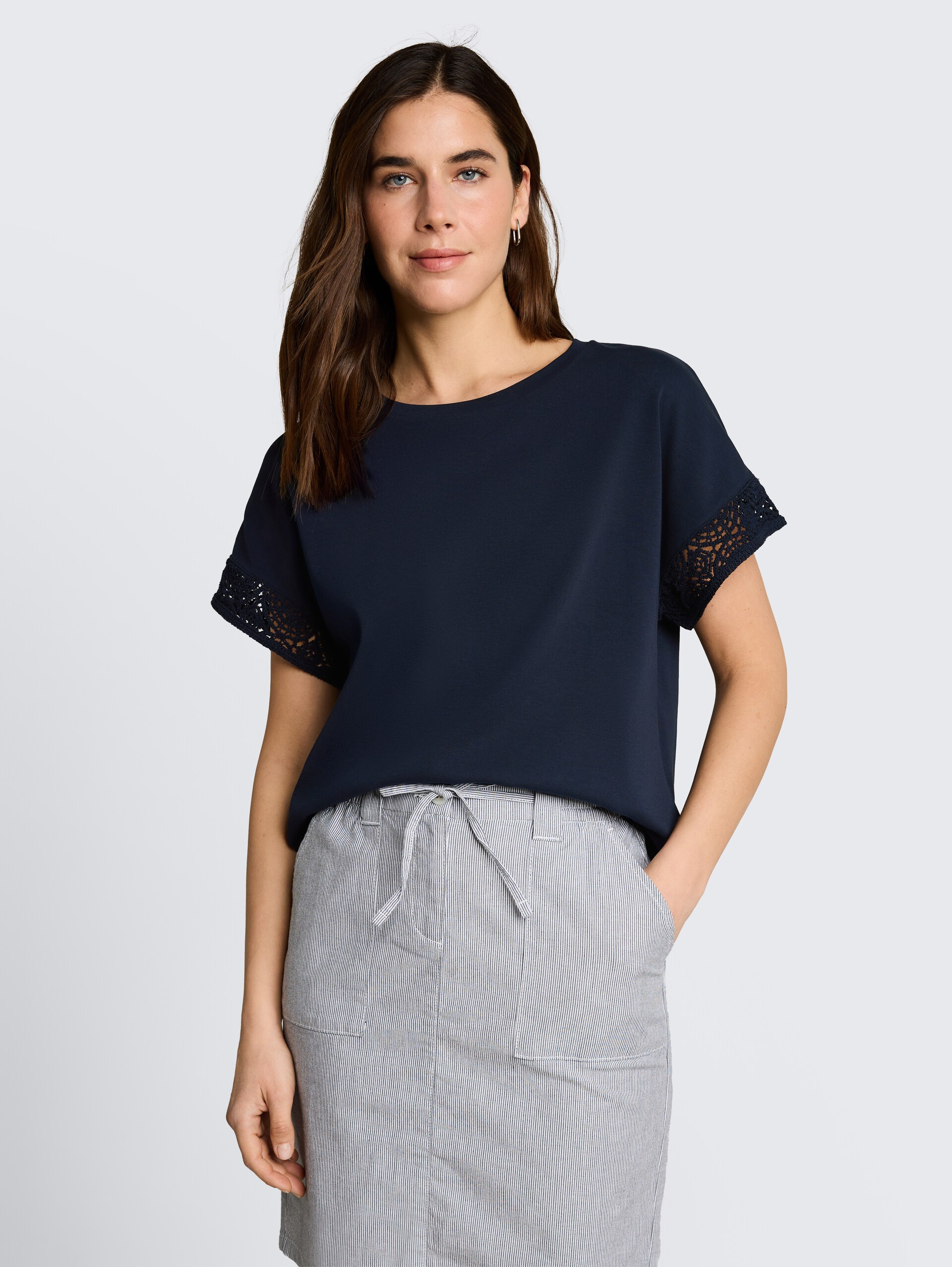 Loose Fit T-Shirt mit Crochet-Ärmeln - sky captain blue - Ausschnitt Model-Vorderansicht