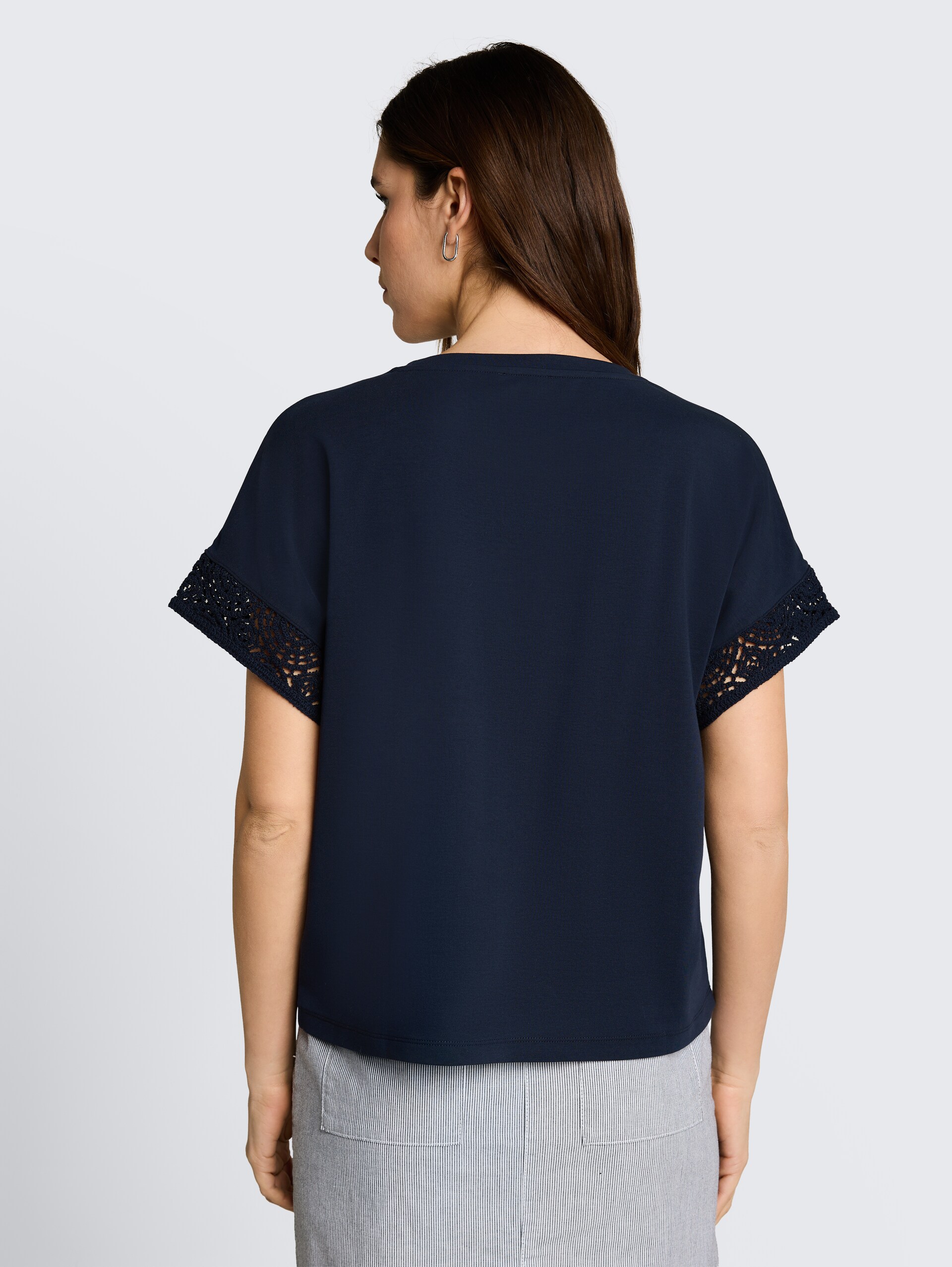 Loose Fit T-Shirt mit Crochet-Ärmeln - sky captain blue - Auschnitt Model-Rückansicht
