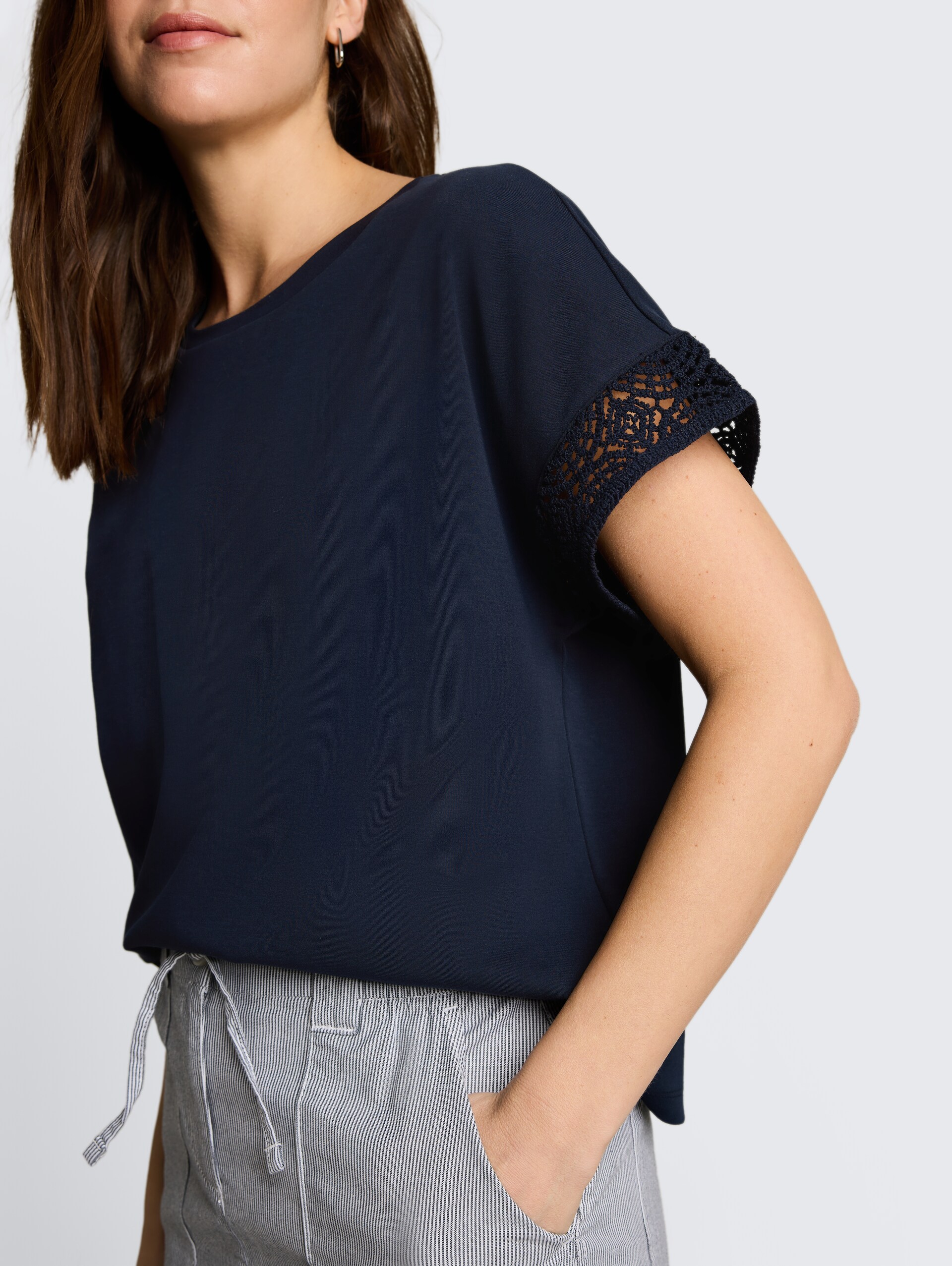 Loose Fit T-Shirt mit Crochet-Ärmeln - sky captain blue - Detail-Model-Ansicht