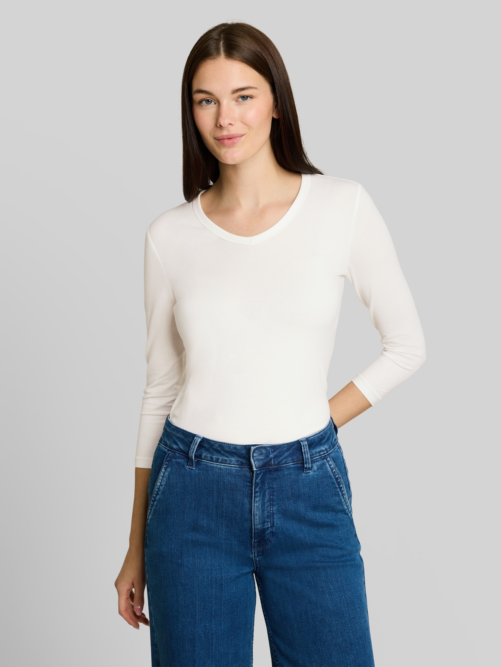 Basic Langarmshirt mit V-Ausschnitt - Whisper White - Ausschnitt Model-Vorderansicht