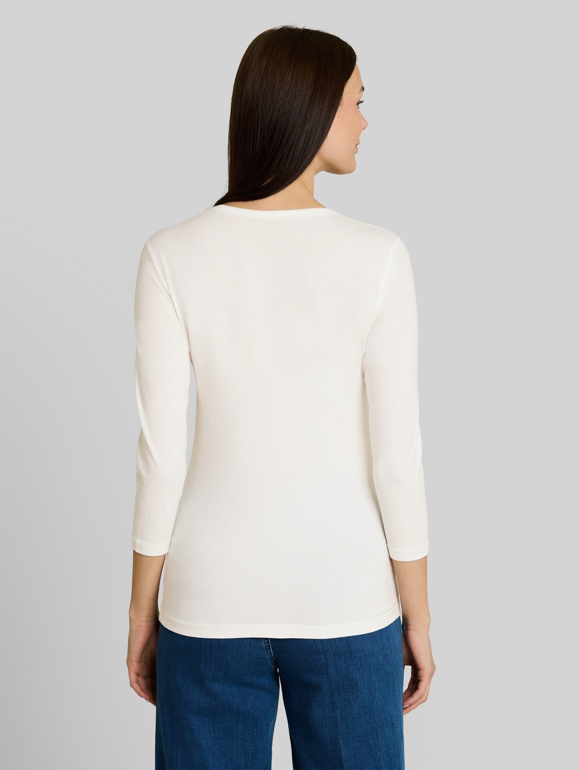Basic Langarmshirt mit V-Ausschnitt - Whisper White - Auschnitt Model-Rückansicht