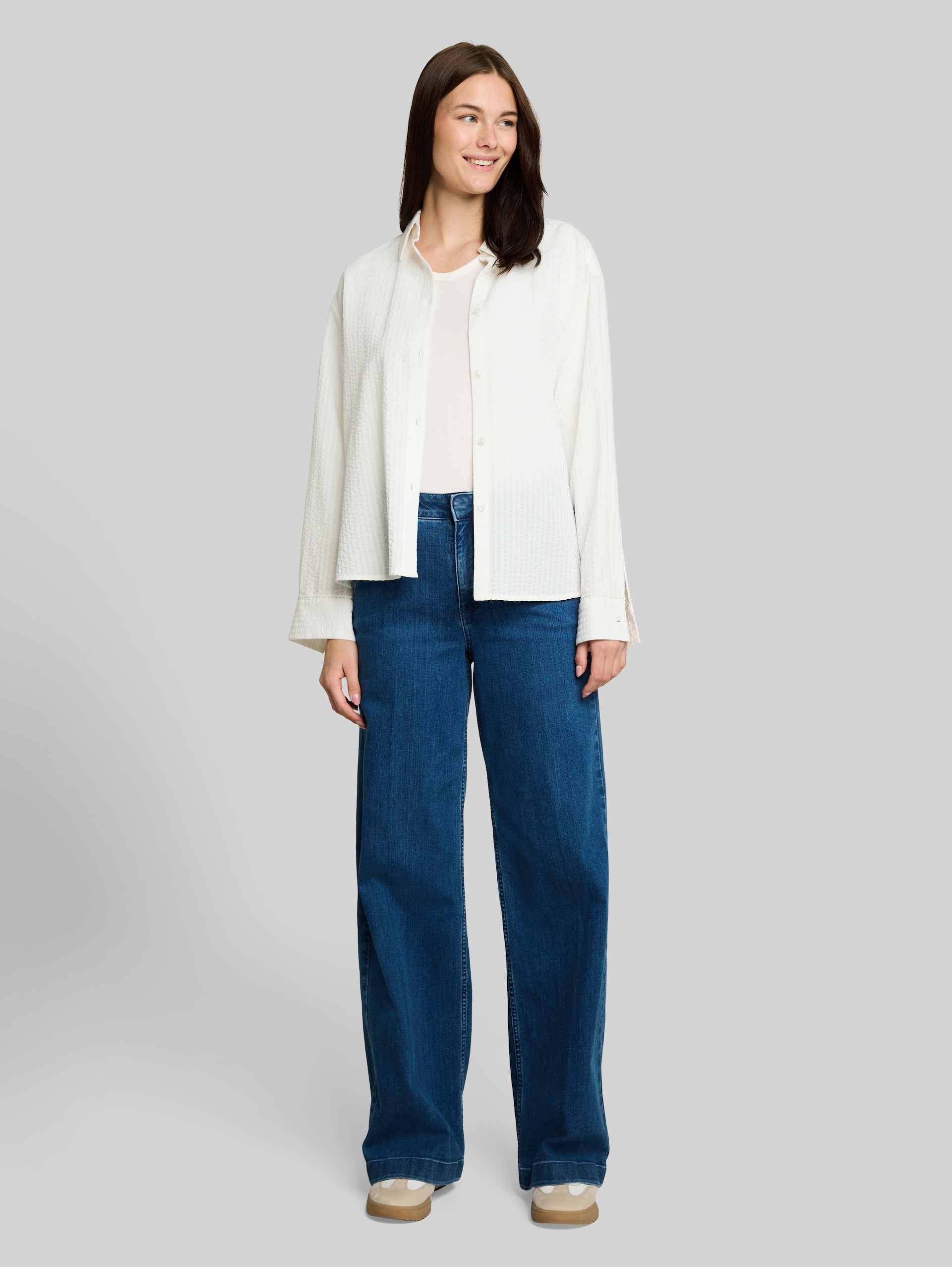 Basic Langarmshirt mit V-Ausschnitt - Whisper White - Model-Vorderansicht