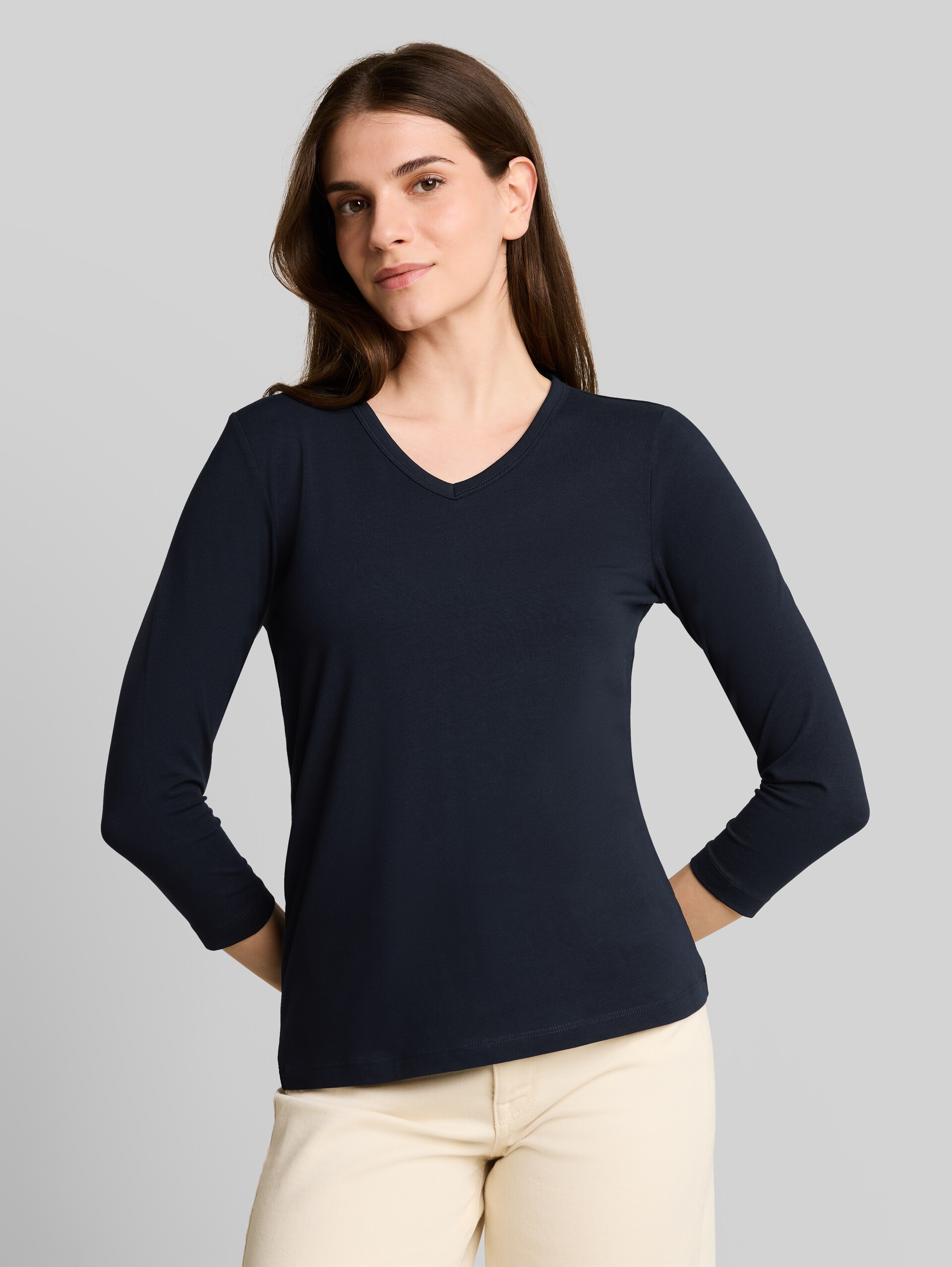 Basic Langarmshirt mit V-Ausschnitt - sky captain blue - Ausschnitt Model-Vorderansicht