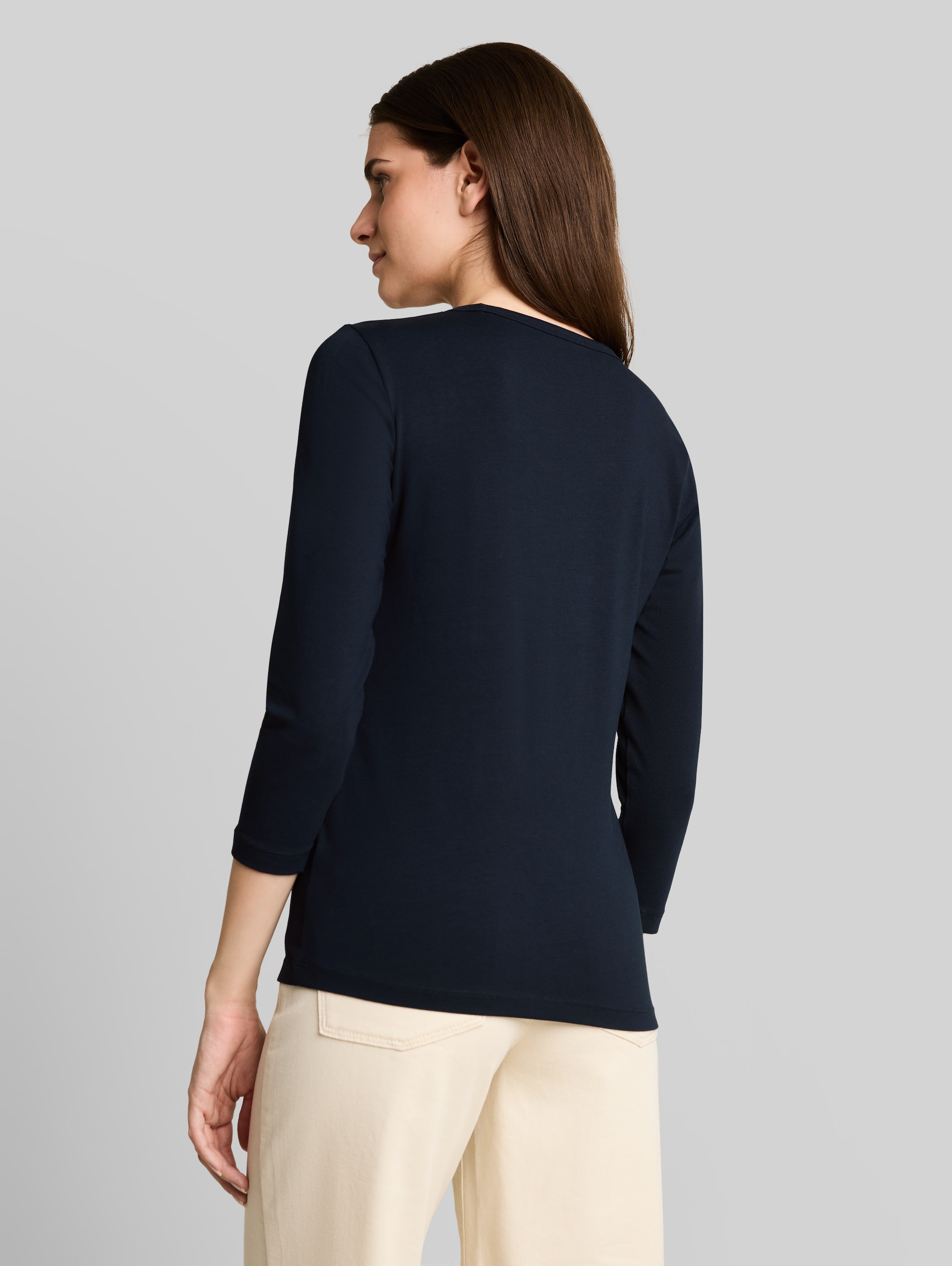 Basic Langarmshirt mit V-Ausschnitt - sky captain blue - Auschnitt Model-Rückansicht