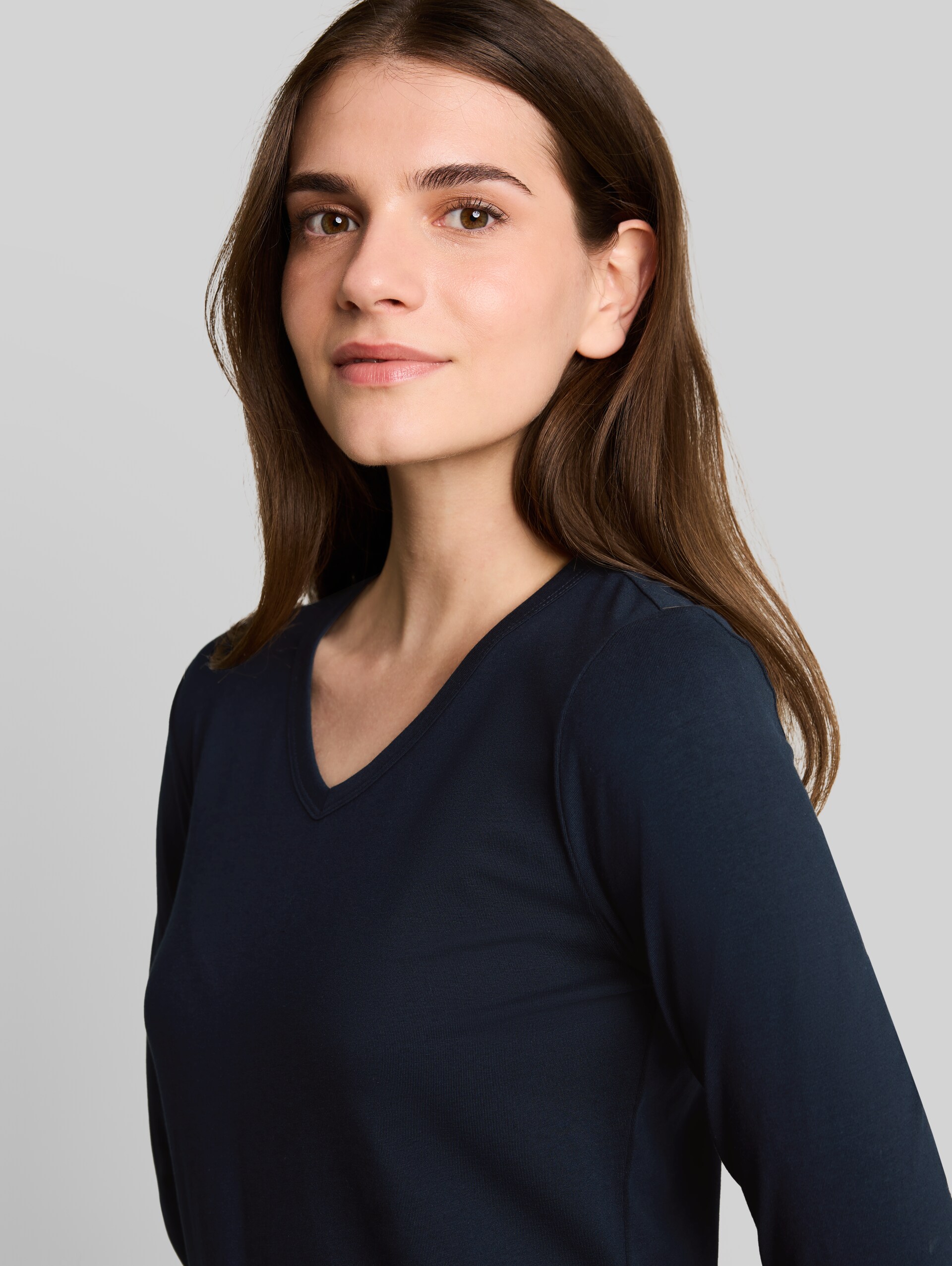 Basic Langarmshirt mit V-Ausschnitt - sky captain blue - Detail-Model-Ansicht