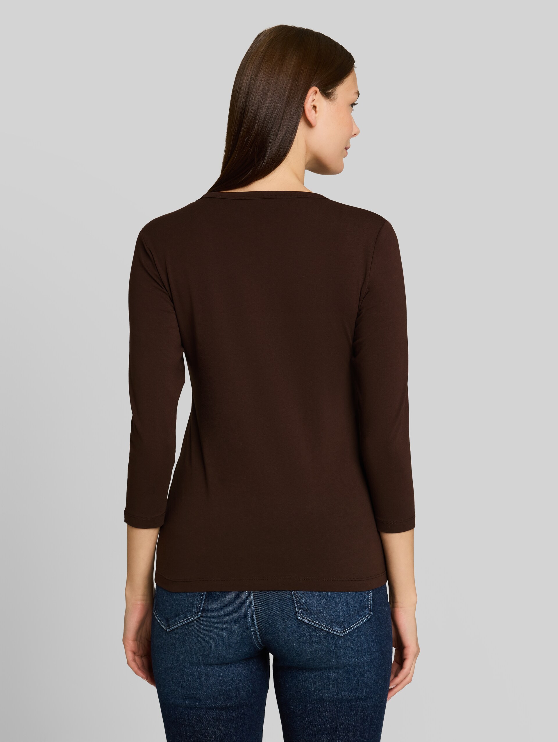 Basic T-shirt met lange mouwen en V-hals - java dark brown - Neklijn model-achteraanzicht