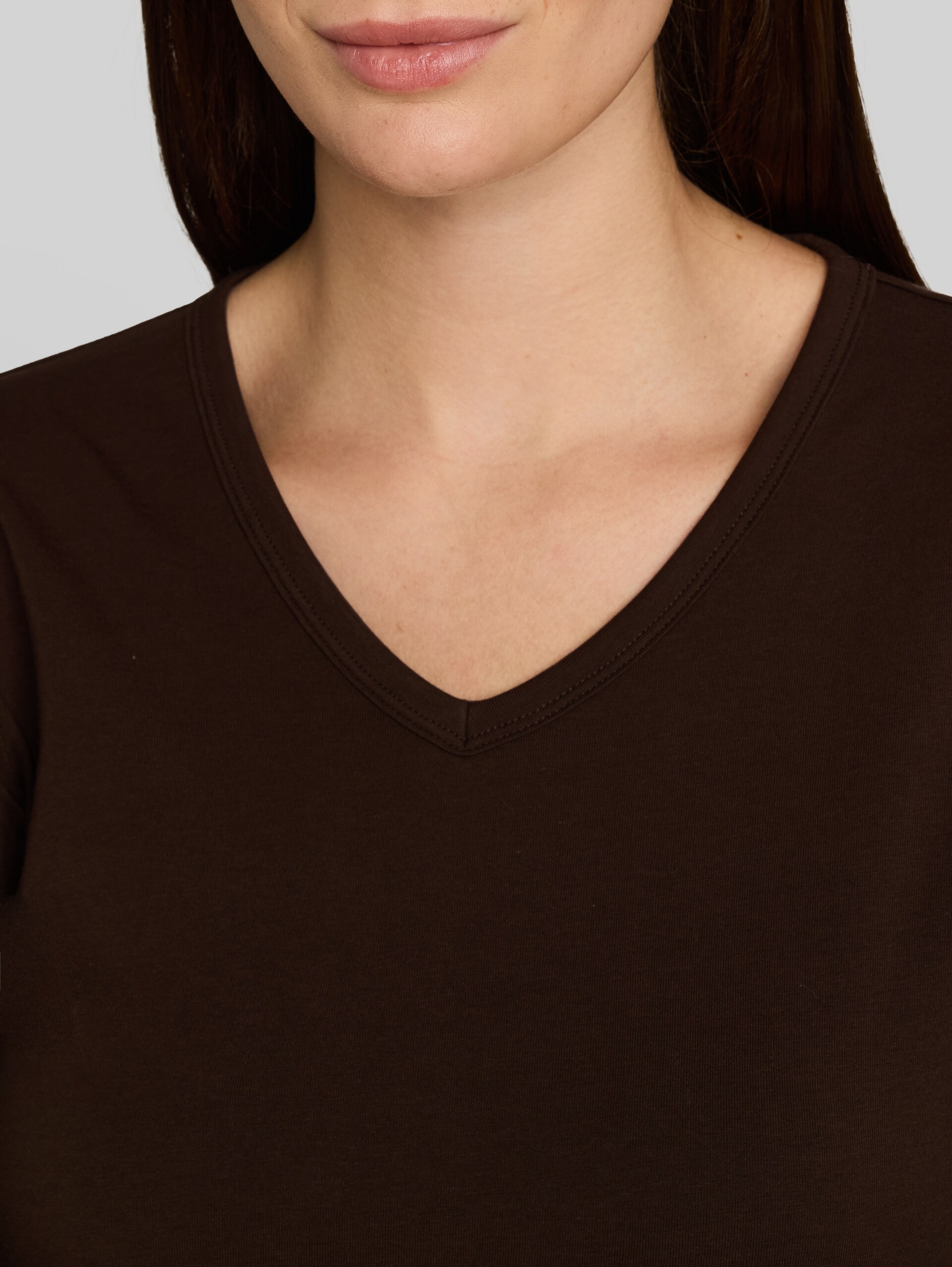 Basic T-shirt met lange mouwen en V-hals - java dark brown - Detailaanzicht model