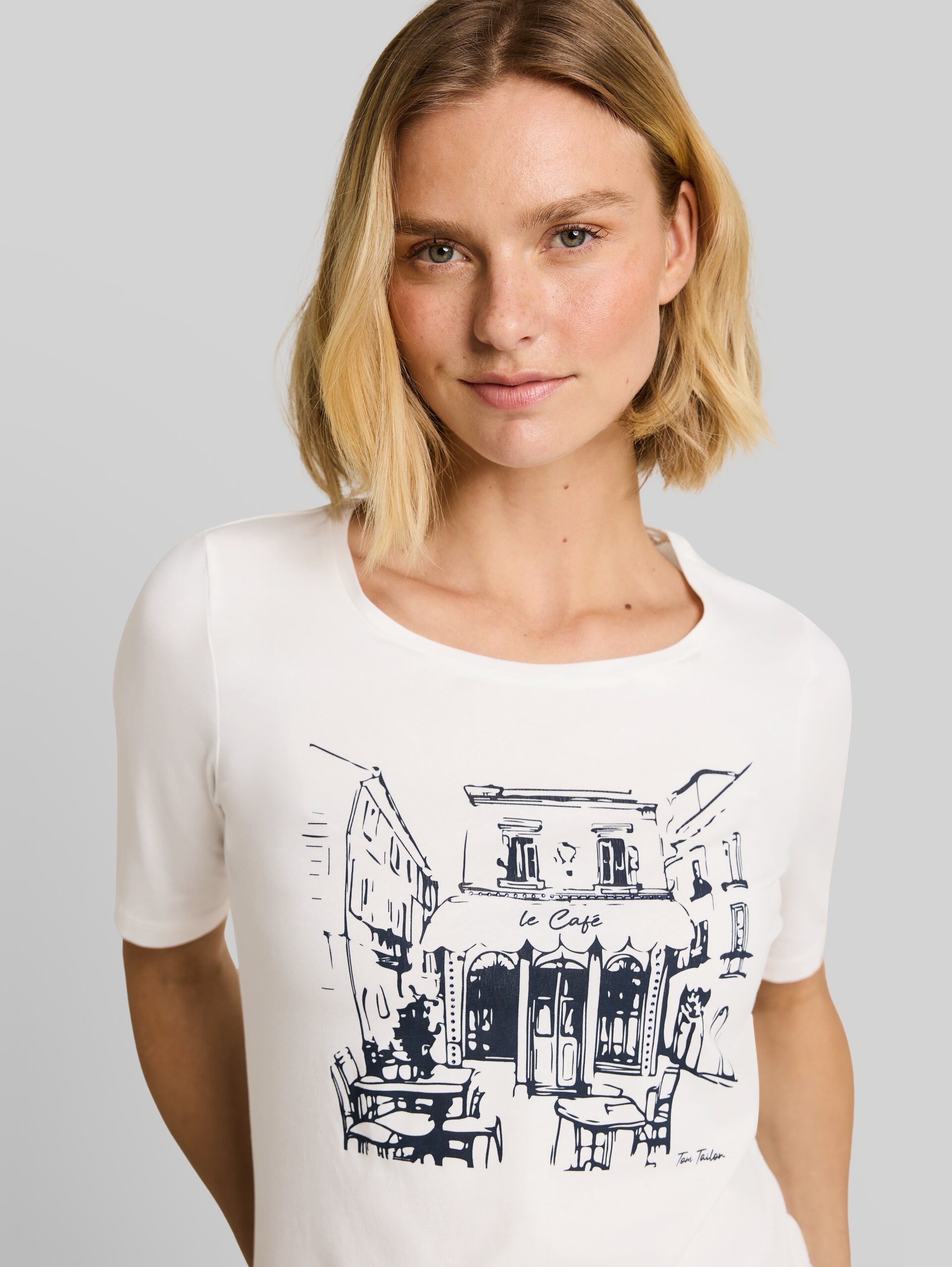 Slim Fit T-Shirt mit Print - Whisper White - Detail-Model-Ansicht
