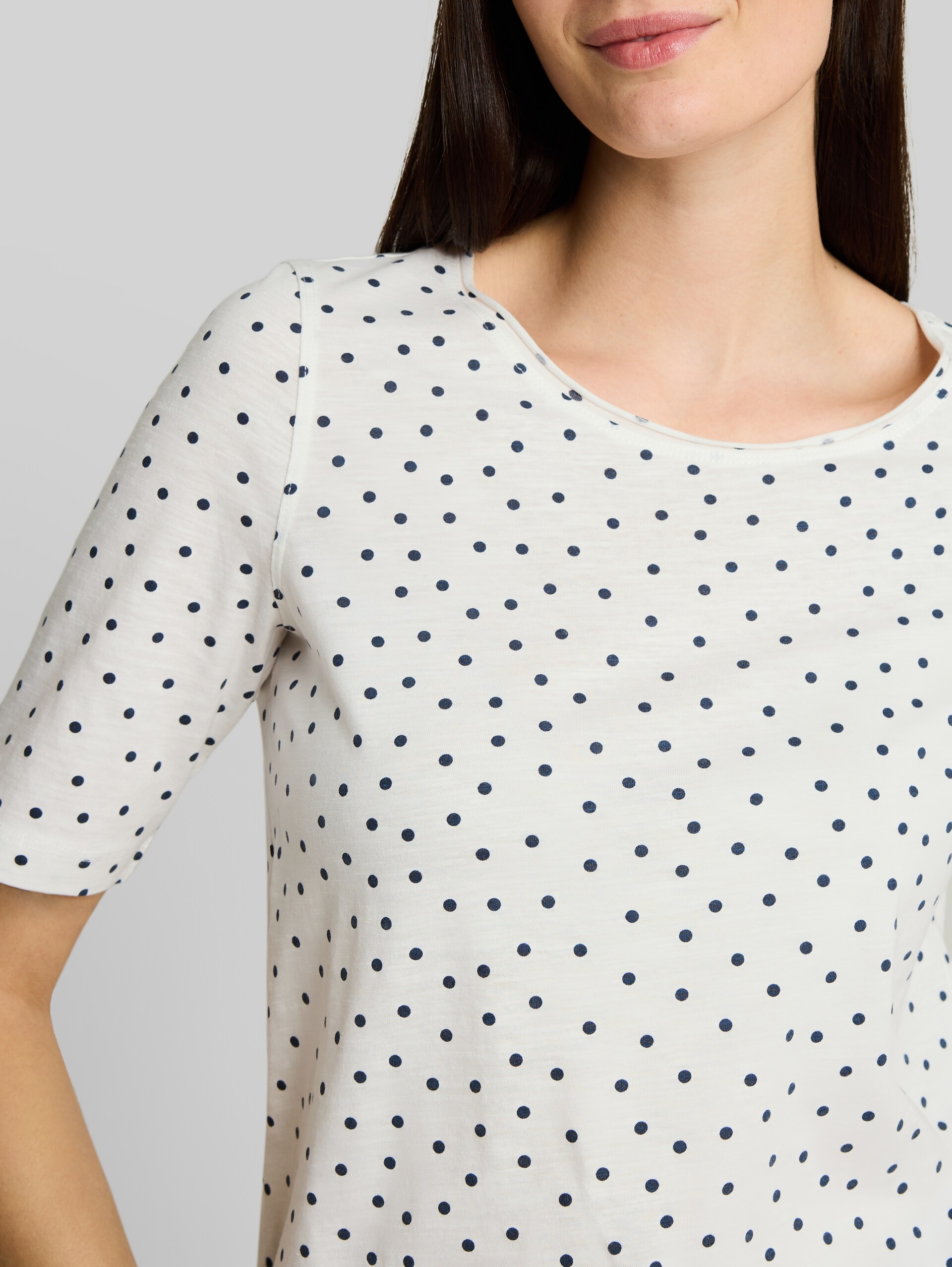 Polka dot T-shirt - white small dot design - Detail model view