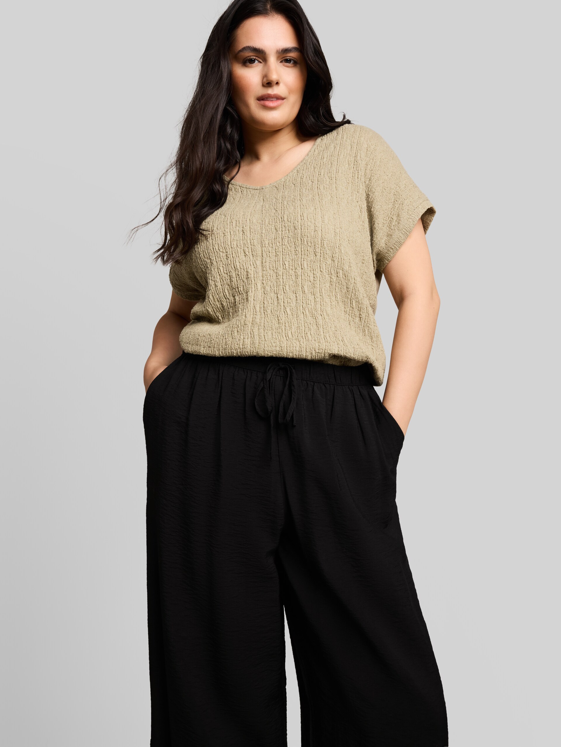 Plus Size - Loose wide-leg trousers with drawstring - deep black - Detail model view