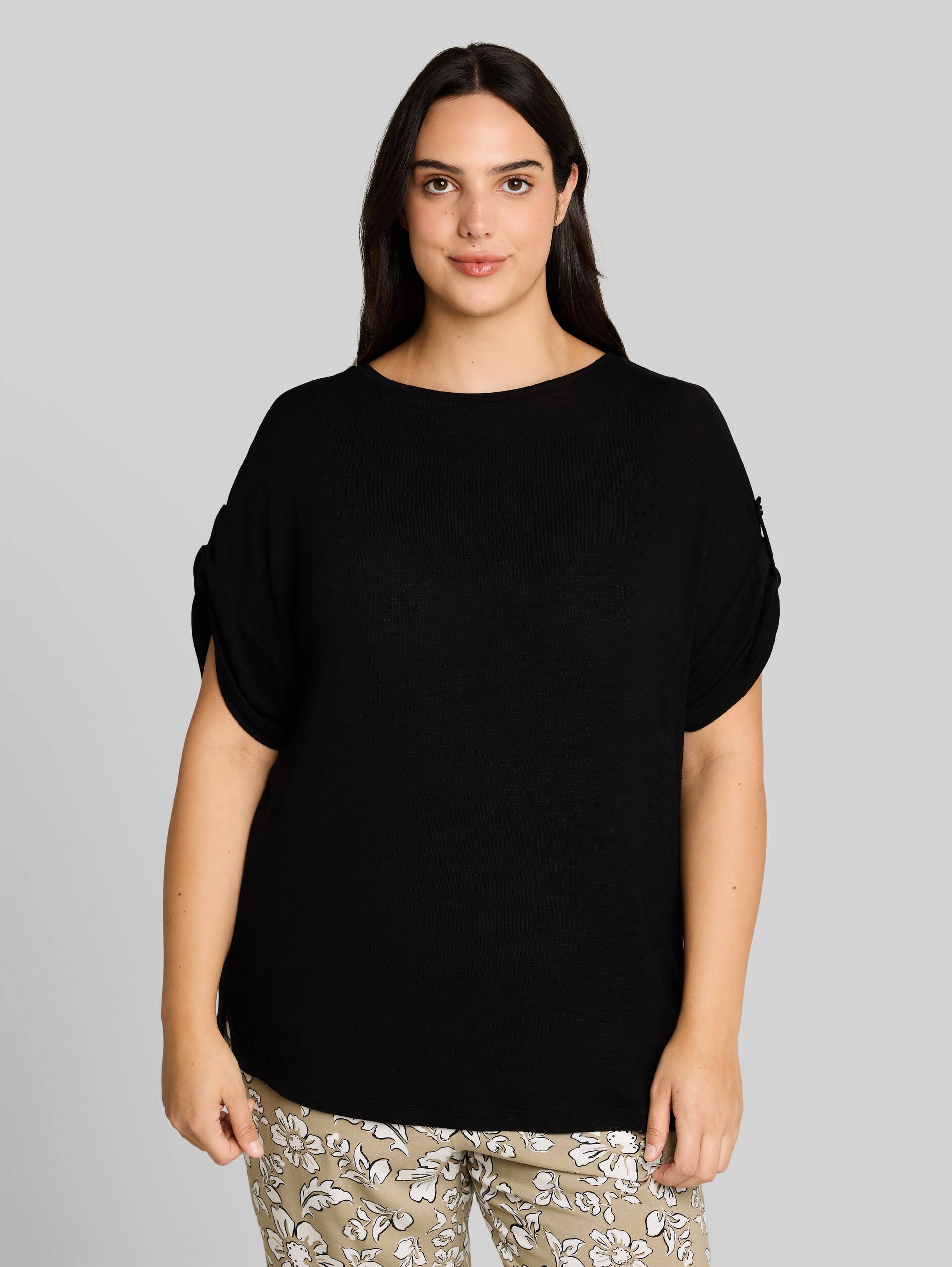 Plus Size - T-shirt à ourlets retroussables - deep black - Découpe Vue de face du modèle