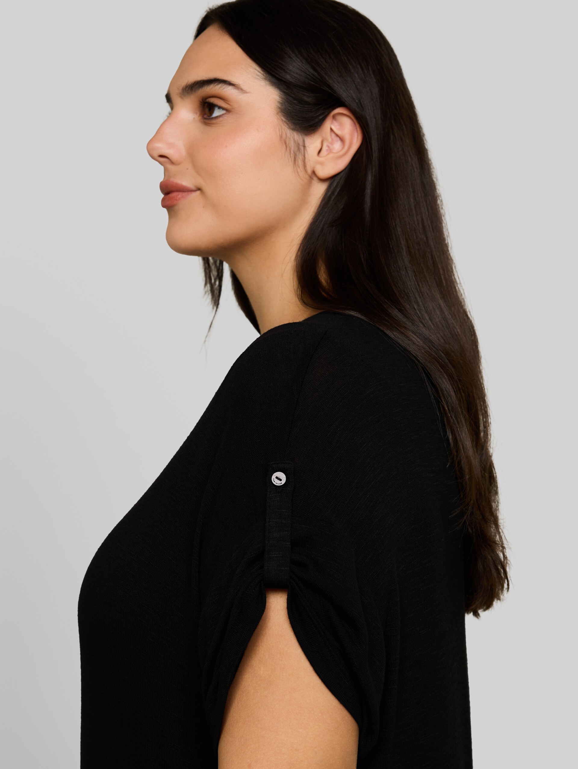 Plus Size - T-shirt à ourlets retroussables - deep black - Vue détaillée du modèle